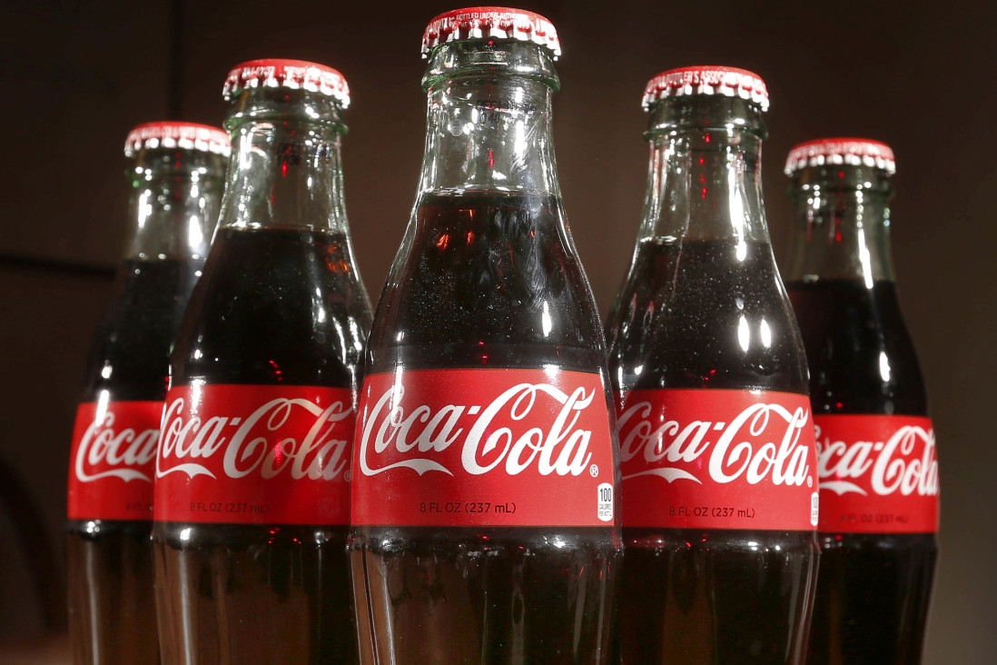 Americká spoločnosť Coca-Cola vlastní, alebo má licenciu na viac ako 500 značiek nealkoholických nápojov po celom svete. Ide predovšetkým o sladené šumivé nápoje, ale do jej portfólia patria aj viaceré nesýtené nápoje, džúsy, ovocné šťavy, energetické a športové nápoje. Najväčší producent nealkoholických nápojov na svete sa umiestnil na štvrtom mieste s hodnotou 58,5 miliardy dolárov.

Ako sa tam pracuje: Firma ponúka flexibilný systém benefitov, či už na šport, kultúru, vzdelávanie či zdravie. Môžete využiť flexibilný pracovný čas, home office a sickdays. Dôraz budú klásť aj na váš osobný rozvoj a vzdelávanie. V práci sa nebudete nikdy nudiť vďaka dobrej partii kolegov a rôznorodosti úloh, ktoré na vás čakajú každý deň.