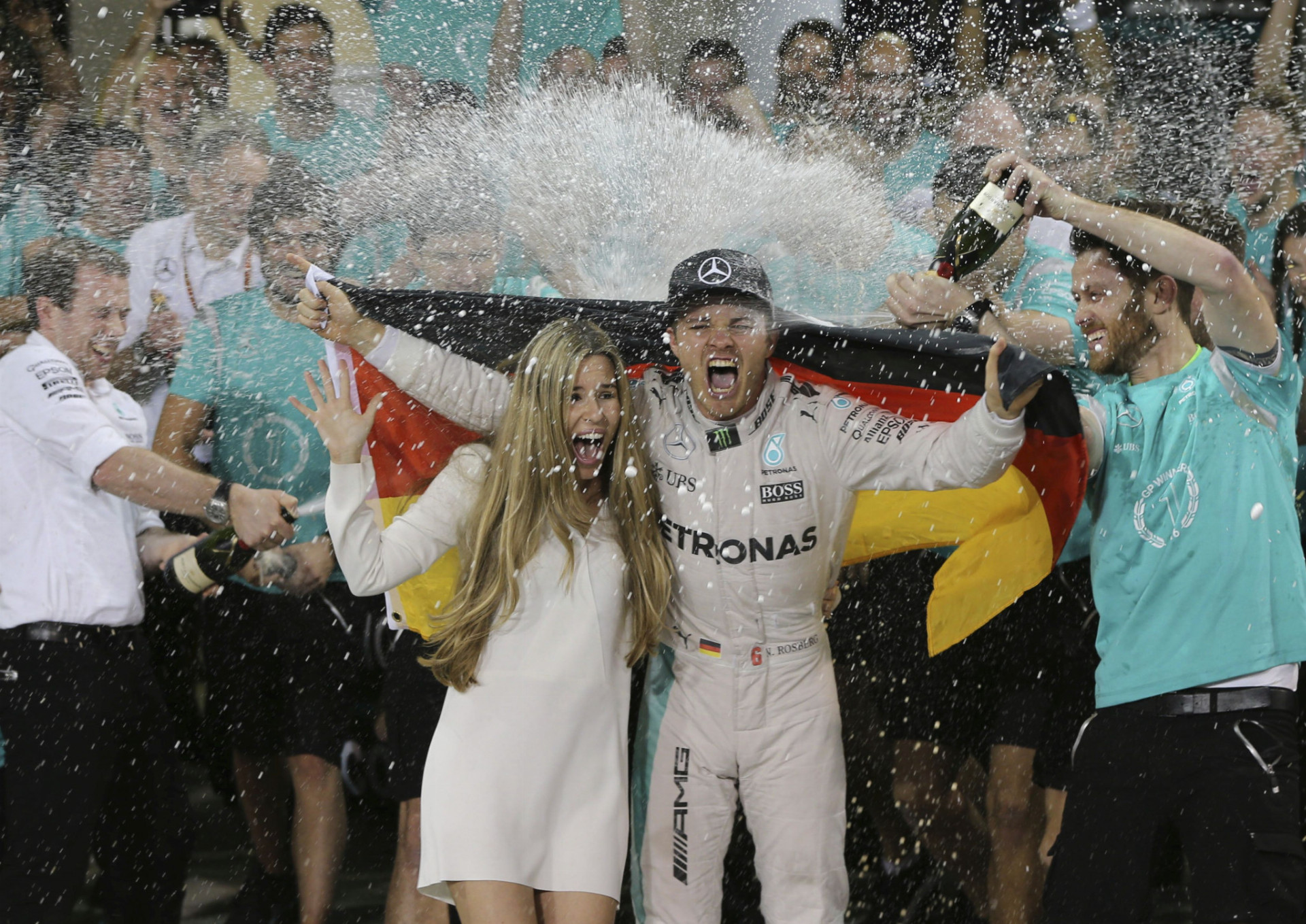 Nico Rosberg (na snímke s manželkou Vivian Siboldovou) sa stal po Schumacherovi a Vettelovi tretím majstrom sveta vo formule 1 z Nemecka.