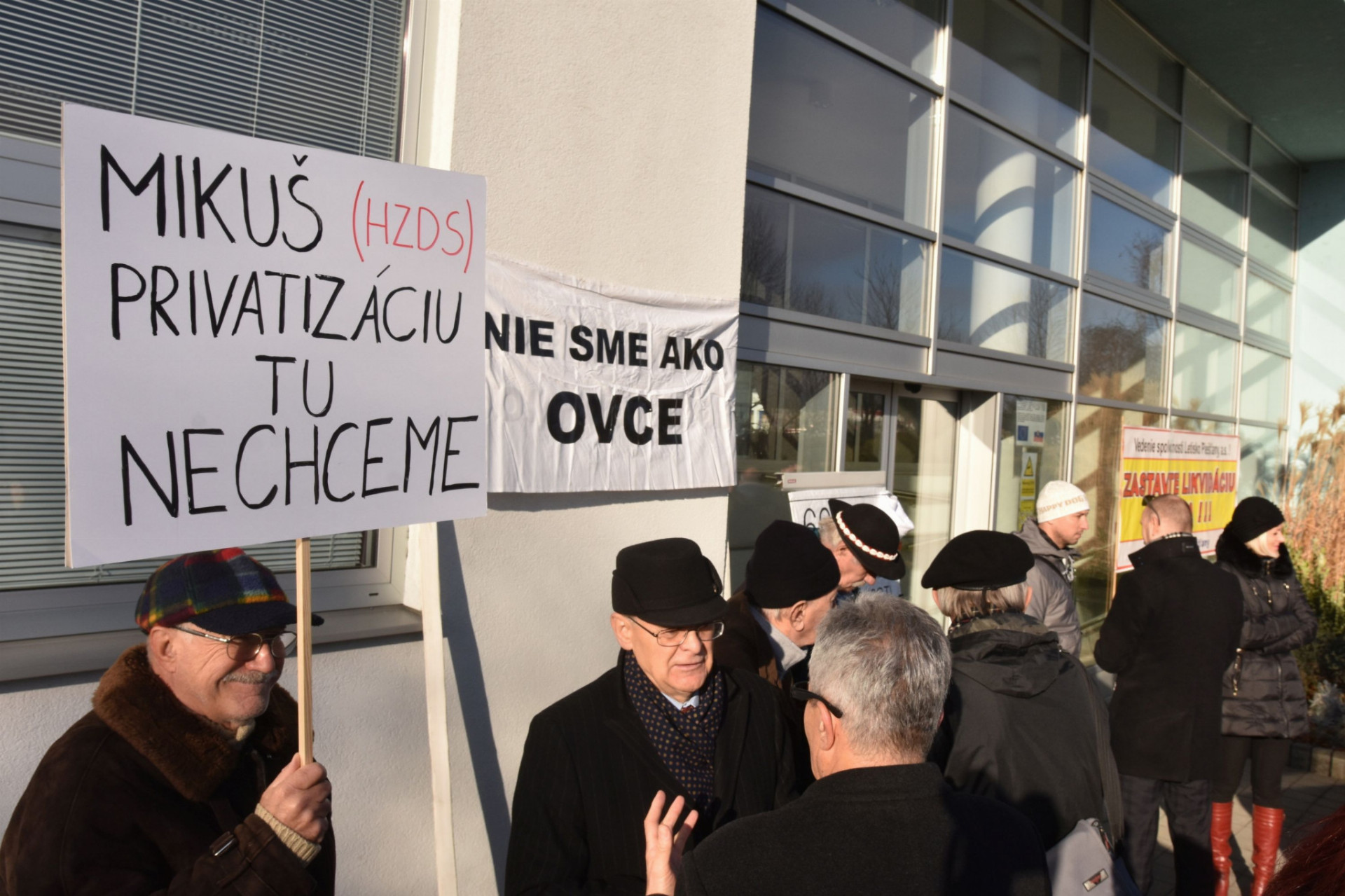 Na snímke pokojný protest odporcov likvidácie spoločnosti Letisko Piešťany, a. s. počas valného zhromaždenia akcionárov v utorok 29. novembra 2016 v Piešťanoch.