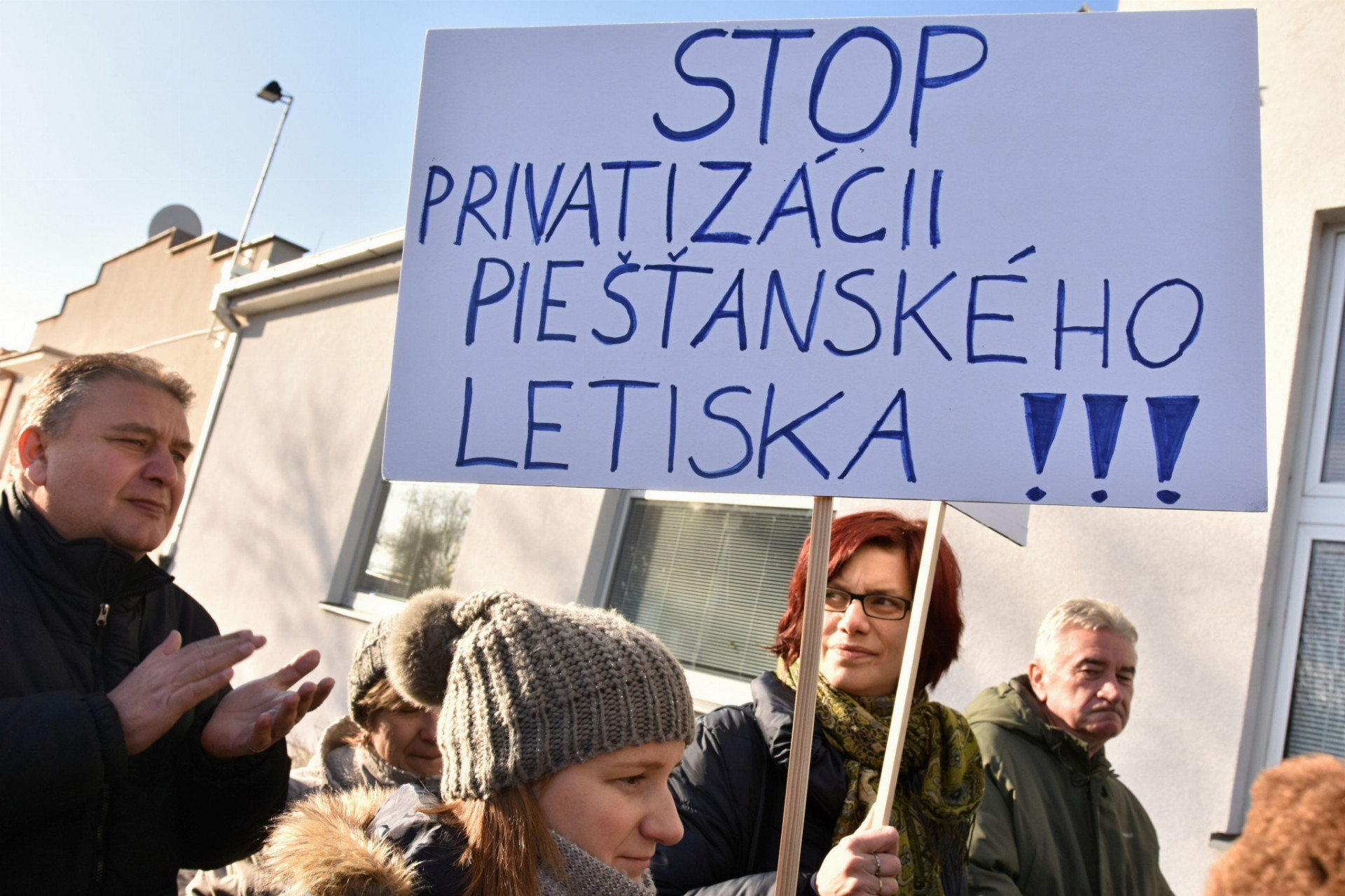 Na snímke pokojný protest odporcov likvidácie spoločnosti Letisko Piešťany, a. s. počas valného zhromaždenia akcionárov v utorok 29. novembra 2016 v Piešťanoch.