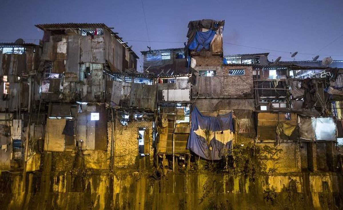 Pamätáte si na film Milionár z chatrče? Tak vedzte, že sa natáčal práve v tomto slume. Odhaduje sa, že Dharavi obýva milión ľudí.