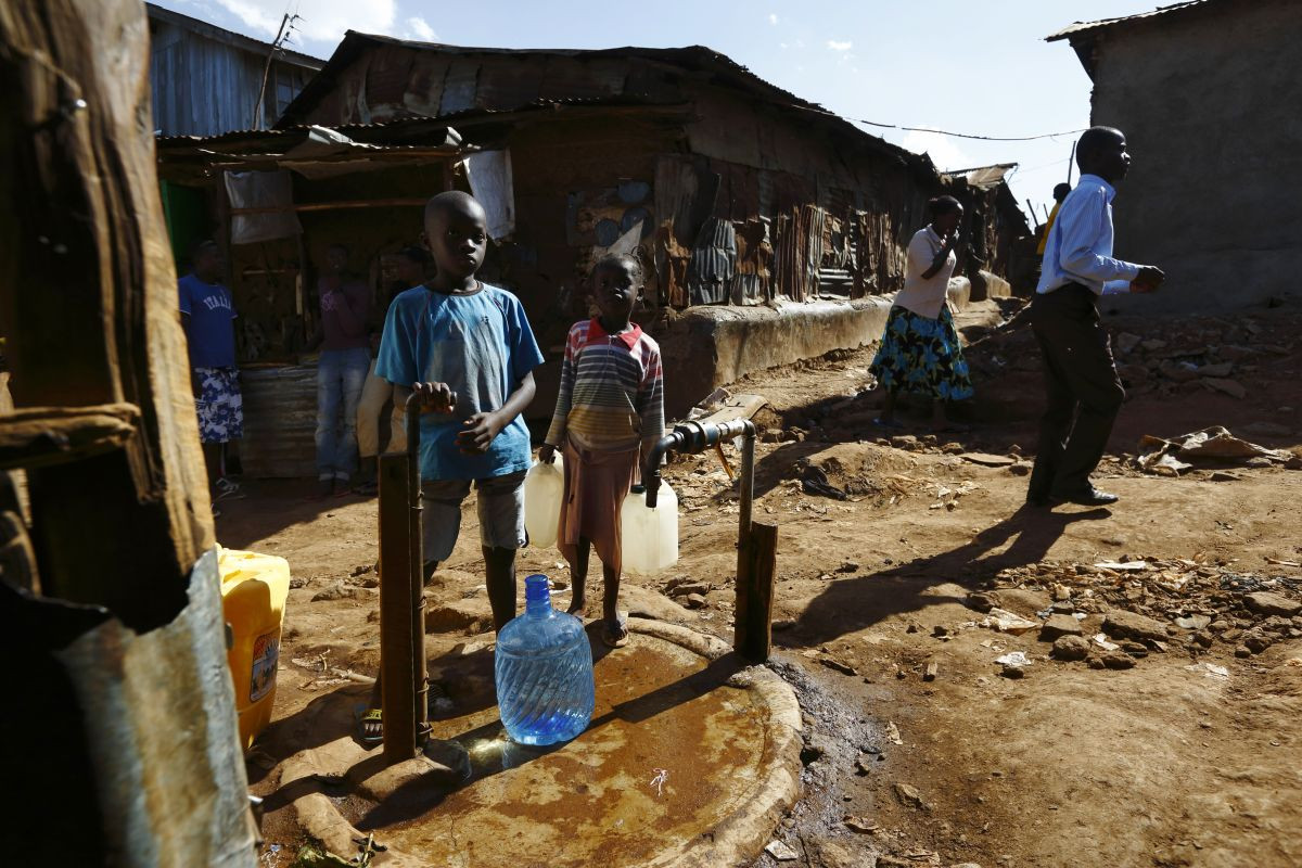Ide o najväčší slum v Afrike, triezve odhady hovoria, že tu býva 700-tisíc ľudí. Býva tu tiež 50-tisíc detí.