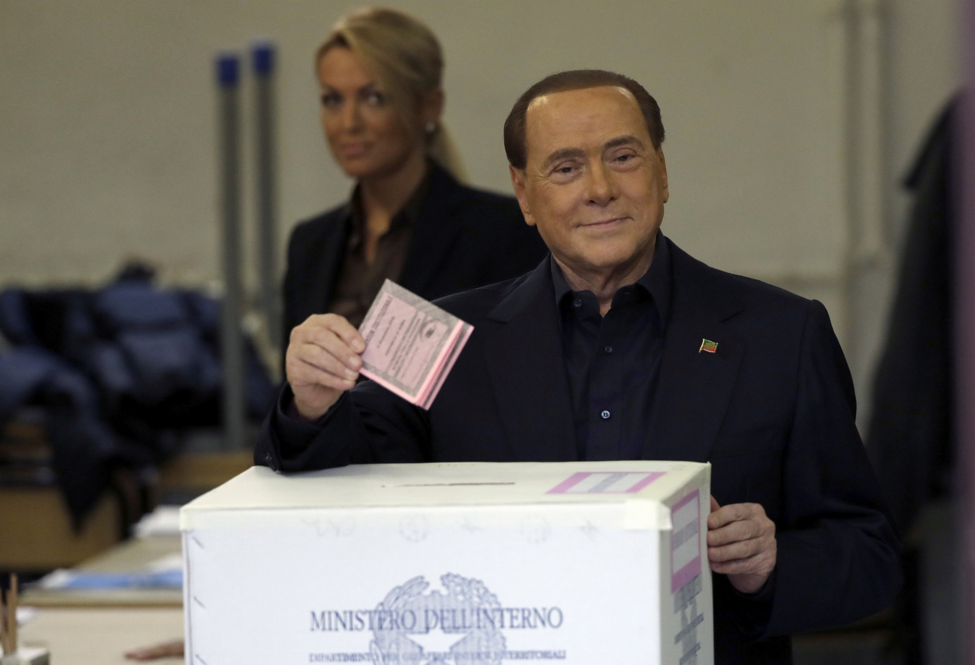 Taliani sa rozhodovali, či budú mať stabilnejší politický systém s väčšími právomocami pre centrálnu vládu. Volili aj premiér Matteo Renzi a bývalý predseda vlády Silvio Berlusconi.