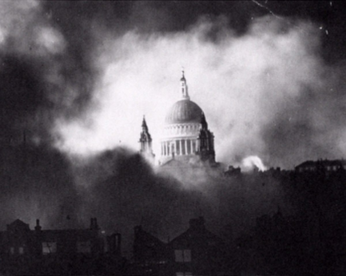 Anglická metropola bola častým cieľom nemeckých náletov, išlo o prípravu na nemeckú inváziu na Britské ostrovy, ktorá sa nikdy neuskutočnila. Nemecké lietadlá bombardovali mesto 76 nocí, pri útokoch zomrelo 20-tisíc obyvateľov Londýna. Na Londýn neskôr dopadali aj nemecké rakety V1 a V2. Na obrázku vidíte ikonickú fotografiu neporušenej Katedrály svätého Pavla tesne po jednom z útokov. 