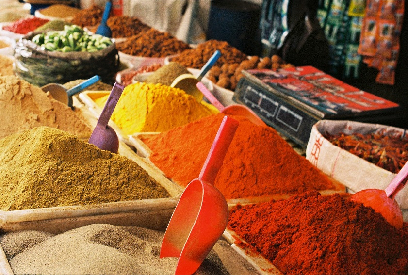 Marocké trhy sú posiate farebnosťou korenín.