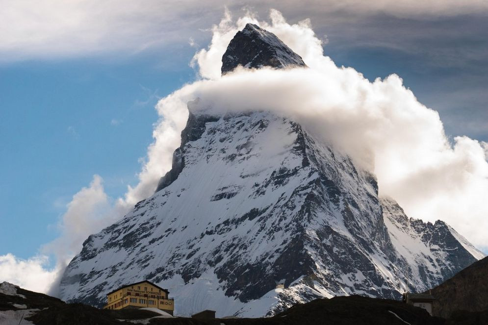 Aj veľkolepý švajčiarsky Matterhorn v nevšednom náručí oblaku získal čestné uznanie. "Matterhorn ma fascinuje, pretože som ho prvýkrát navštívil ešte ako dieťa," hovorí Christopher Michael Shepherd, ktorý sa majestátnej hore vrátil počas Európskej dovolenky.. "Veril som, že moje fotografické zručnosti už sú na takej úrovni, žeby som mohol zachytiť jeho podstatu," hovorí autor.