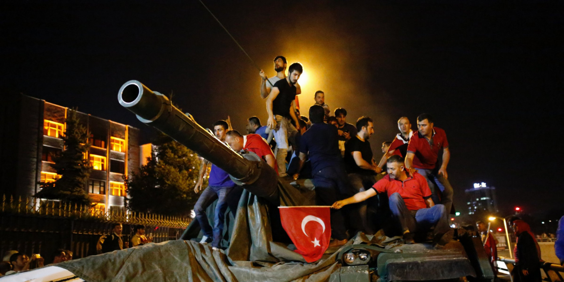 Stačilo, aby turecký prezident Recep Tayip Erdogan na pár hodín opustil hlavné mesto a následky pociťujú Turci dodnes. Časť armády sa údajne pod velením Fethullaha Gülena pokúsila o prevzatie moci v krajine. Na niekoľko hodín obsadila armáda ulice a dôležité úrady. Do ulíc však vyšli davy Turkov, ktorí sa postavili na stranu svojho prezidenta. Po niekoľkých hodinách bol prevrat zlikvidovaný a prezident Erdogan sa opäť chopil moci v krajine. Začal s represáliami a dosiaľ uväznil už viac ako 10-tisíc ľudí, ktorých podozrieva z účasti na prevrate. Dodnes sa však k prevratu a jeho uskutočneniu nikto nepriznal a nikto nebol právoplatne odsúdený. 