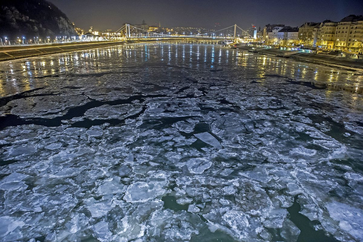 Dunaj odplavuje ľadové kryhy v Budapešti.