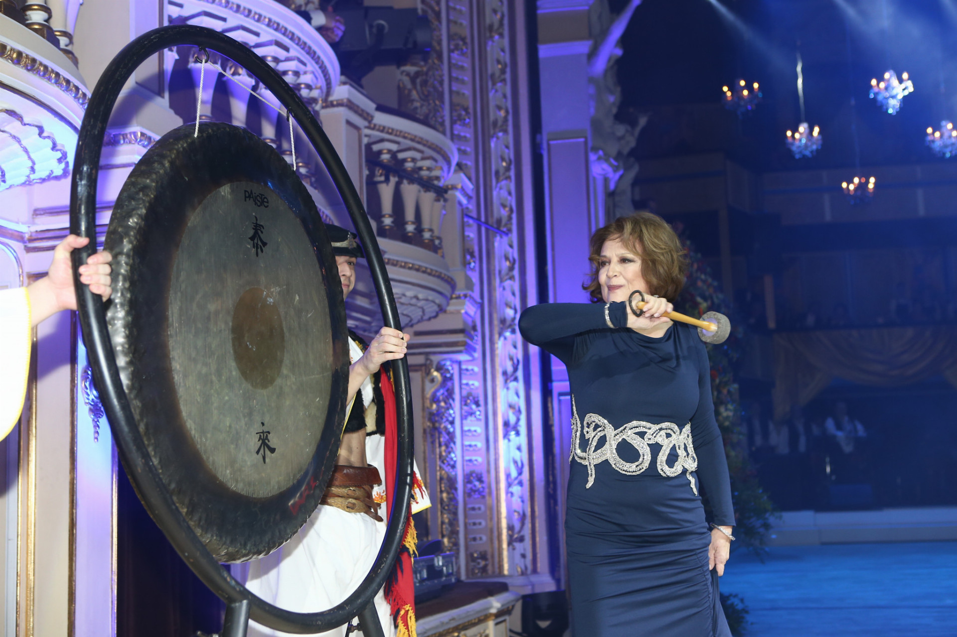 Skvelá herečka Emília Vášáryová slávnostným úderom na gong otvorila v sobotu večer (7.1.) v historickej budove Slovenského národného divadla 17. ročník Plesu v opere.