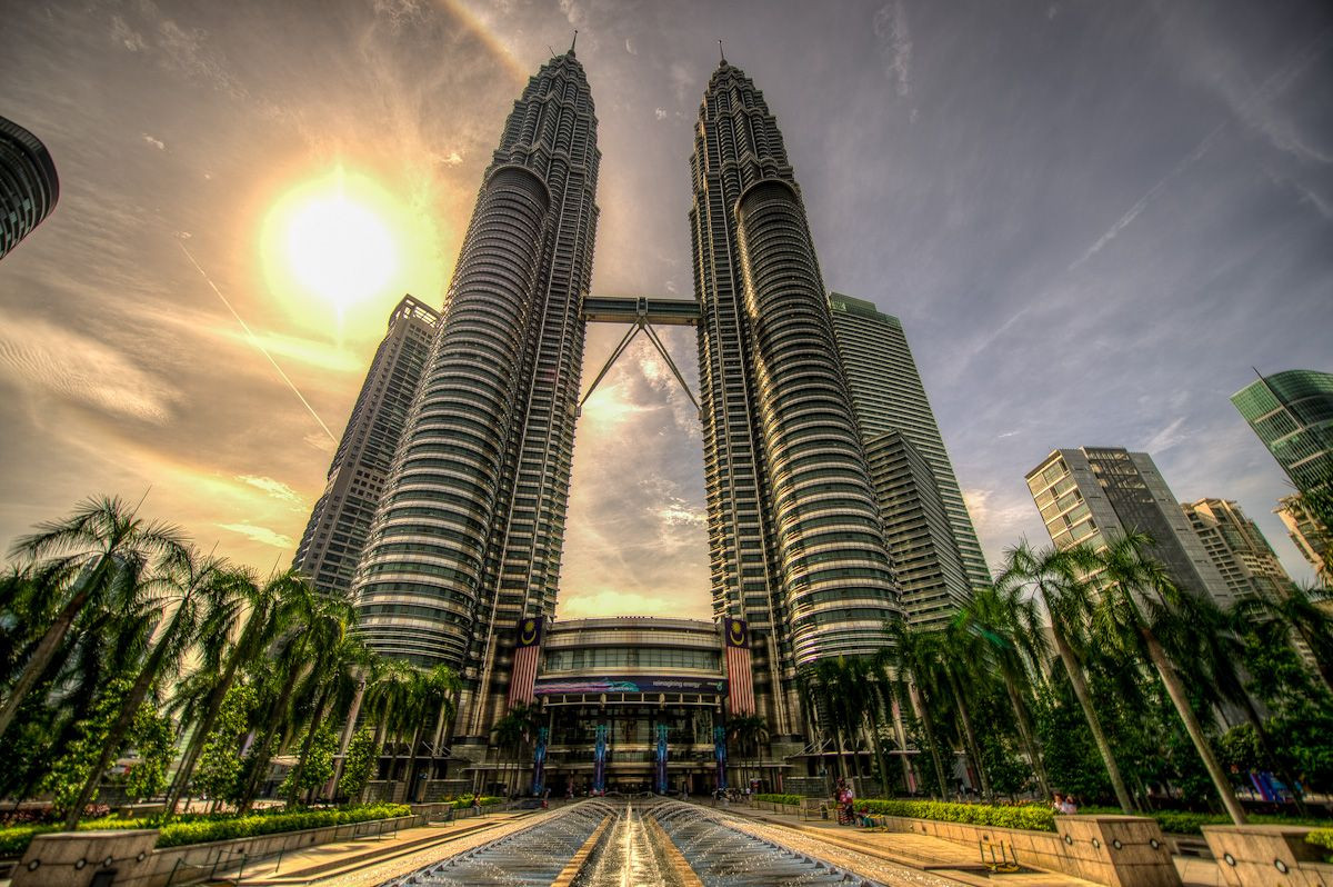 Symbolom ekonomického úspechu Malajzie sú dvojičky Petronas Towers, ktoré boli až do roku 2003 najvyššími budovami na svete.