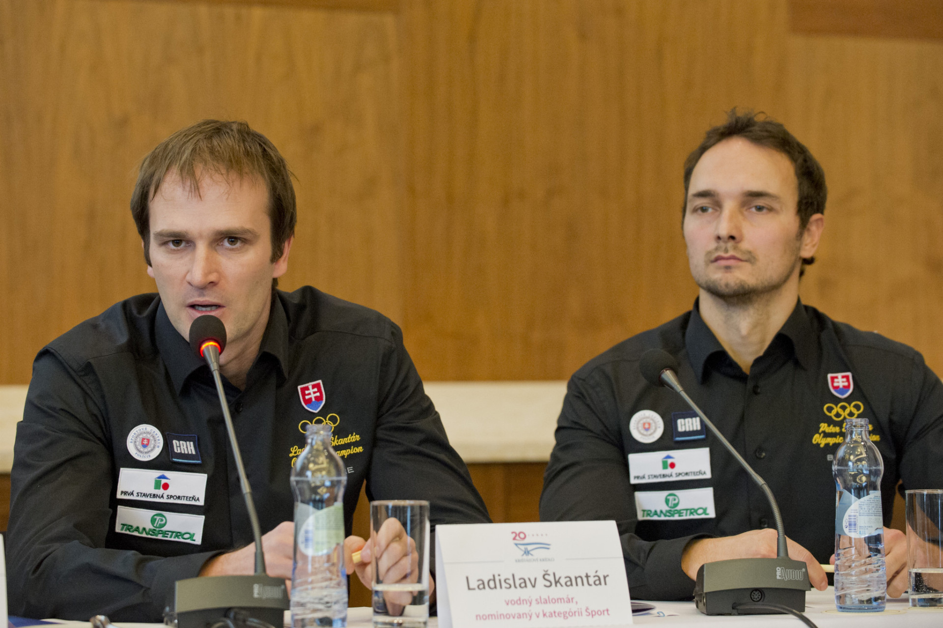Na snímke vodní slalomári Ladislav (vľavo) a Peter Škantárovci nominovaní v kategórii Šport počas tlačovej konferencie o 20. ročníku Krištáľového krídla. 