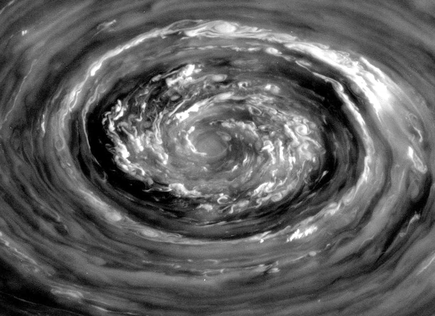 Vír na Saturnovom severnom póle zachytený sondou Cassini zo vzdialenosti 400 048 kilometrov 27. novembra 2012.
