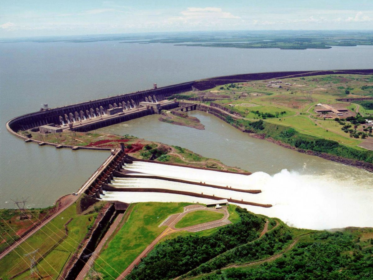 Vodná elektráreň a priehrada Itaipú, ktorá sa nachádza na hranici medzi Brazíliou a Paraguajom, vygenerovala v roku 2015 89.5 TWH energie, čo je najviac zo všetkých priehrad na svete. Dodáva 75 percent spotrebovanej energie V Paraguaji a 20 v Brazílii. 