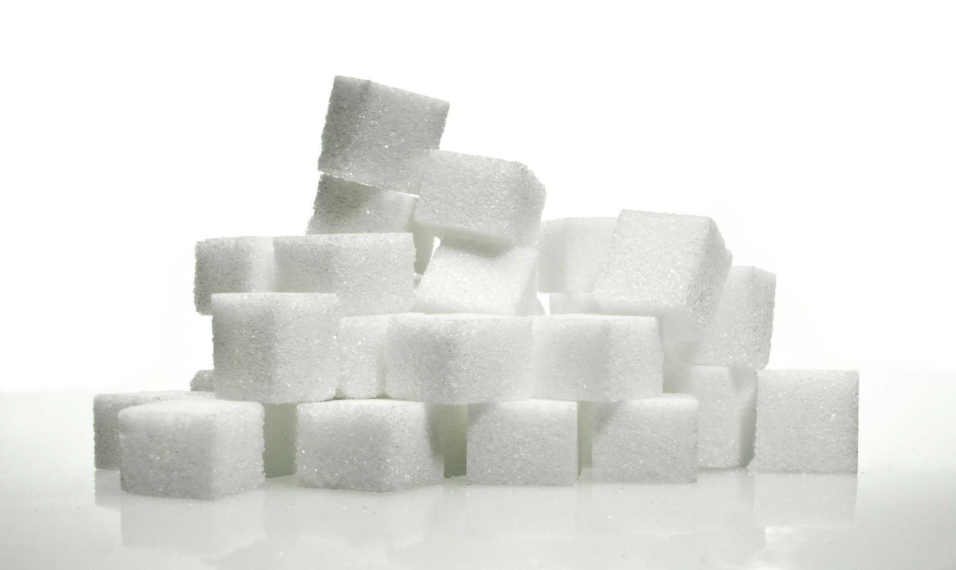 Určite viete, že strava bohatá na cukry vedie k zvýšeniu hmotnosti, najmä v oblasti brucha, a všeobecne vášmu zdraviu vôbec neprospieva. Existuje však aj ďalší dôvod, prečo si sladkosti a sladké malinovky odpustiť - spôsobujú predčasné starnutie kože.

Podľa doktorky Kristiny Goldenbergovej z Goldenberg Dermatology v New Yorku nadbytok cukru v jedálničku vedie k predčasnému starnutiu kvôli procesu zvanému glykácia. K tomuto javu dochádza, keď sa nadbytok glukózy v pokožke spojí s kolagénovými a elastínovými vláknami, a tým spôsobuje ich poškodenie. Glykácia v koži poškodzuje kolagén, znižuje elastickosť pleti a je príčinou zvädnutosti kože, výskytu vrások a porúch kožnej štruktúry.

"Jednoduché cukry k sebe spájajú jednotlivé vlákna kolagénu v koži i iných orgánoch a tie potom nie sú schopné reparačných procesov," vysvetlila lekárka Jana Votrubová a doplnila, že skôr ako konkrétne potraviny k starnutiu kože prispieva ich nevhodná úprava - vyprážanie či grilovanie.