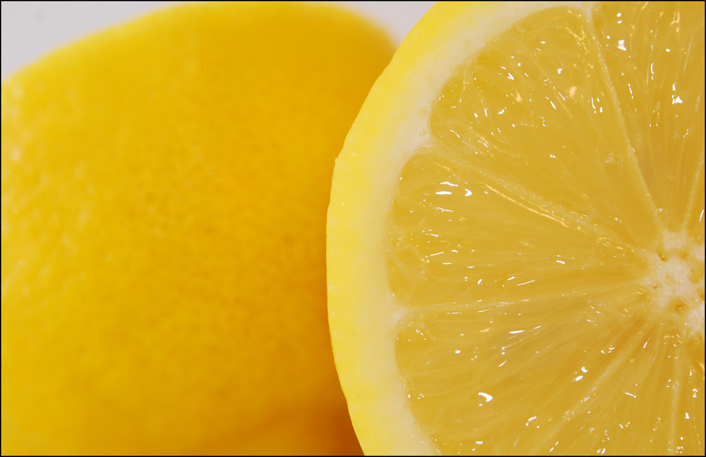 Do chladničky rozhodne nepatria citróny, pomaranče, pomelo, limetky či grepy. V chladnom prostredí totiž rýchlejšie mäknú a plesnivejú. Najlepšie im bude v mise na kuchynskej linke, dajte ale pozor, aby v mise mali dostatok miesta. Keď napríklad na citróny položíte ťažké pomaranče, pleseň vznikne tiež.