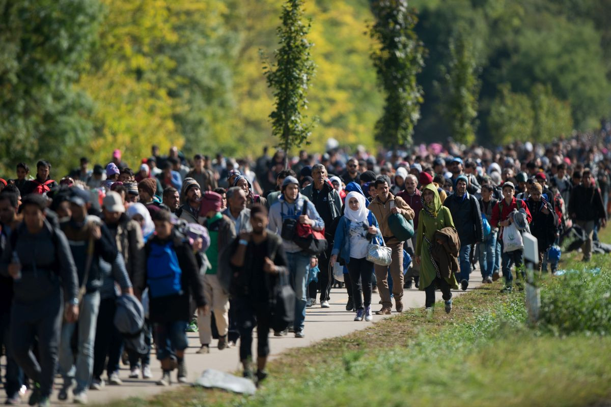 Migranti kráčajú po diaľnici smerom k hraniciam Rakúska v maďarskom pohraničnom meste Hegyeshalom, 28. septembra 2015.