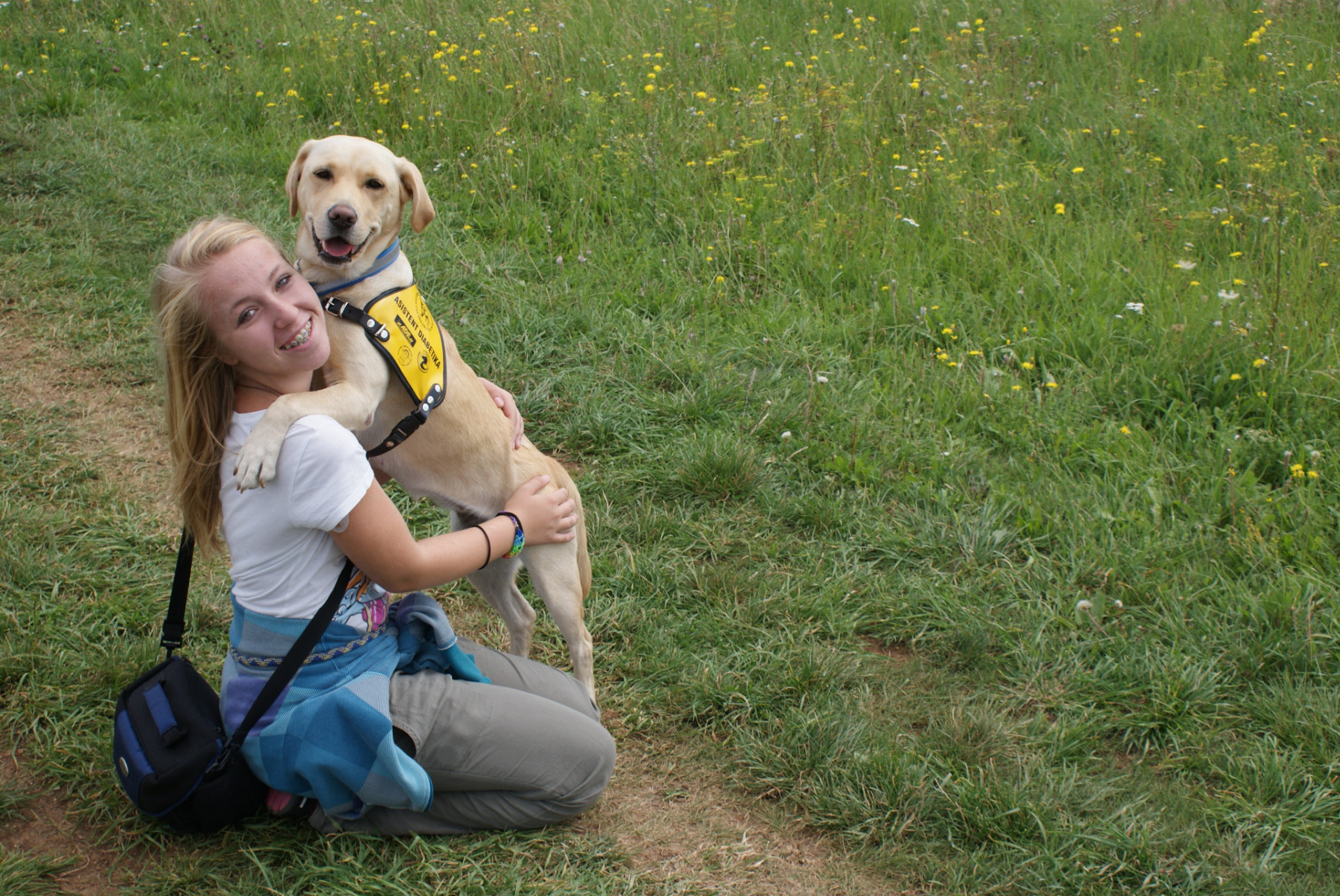 Karolínka (16) so svojou psou asistentkou Bárou