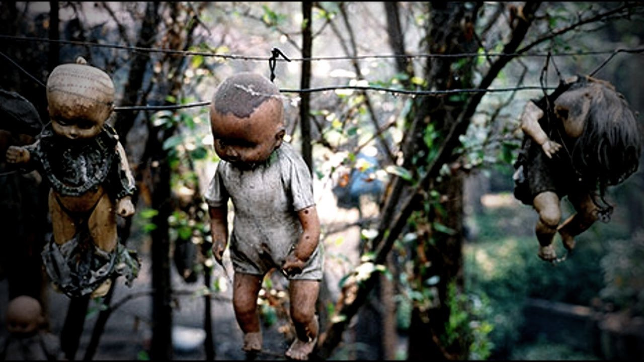 Ostrov bábik sa nachádza v okrese Xochimilco v Mexiku. Všade sú lesy, kde stromy "zdobia" bábiky alebo ich hlavy. Hovorí sa, že dievčatko, ktoré zomrelo na tomto ostrove bolo nájdené v neďalekom kanáli. Je to vraj jej duša, ktorá povešala bábiky na stromy a  stáva sa, že bábiky pribúdajú...