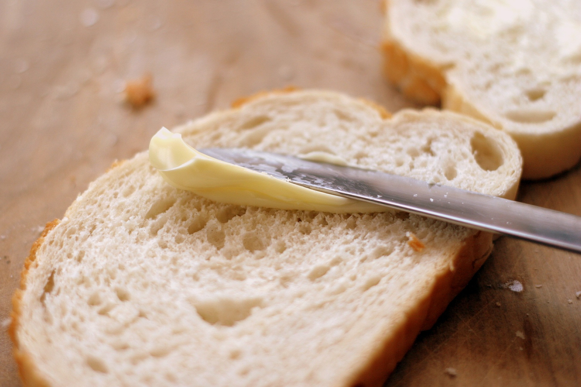 Maslo a margarín majú približne rovnaké množstvo kalórií. Margarín vyrobený z rastlinných olejov je zdravšia alternatíva k maslu. Ale niektoré margaríny sú vlastne menej zdravé pre obsah tukov, ktoré nepriaznivo vplývajú na cholesterol a zdravie srdca.