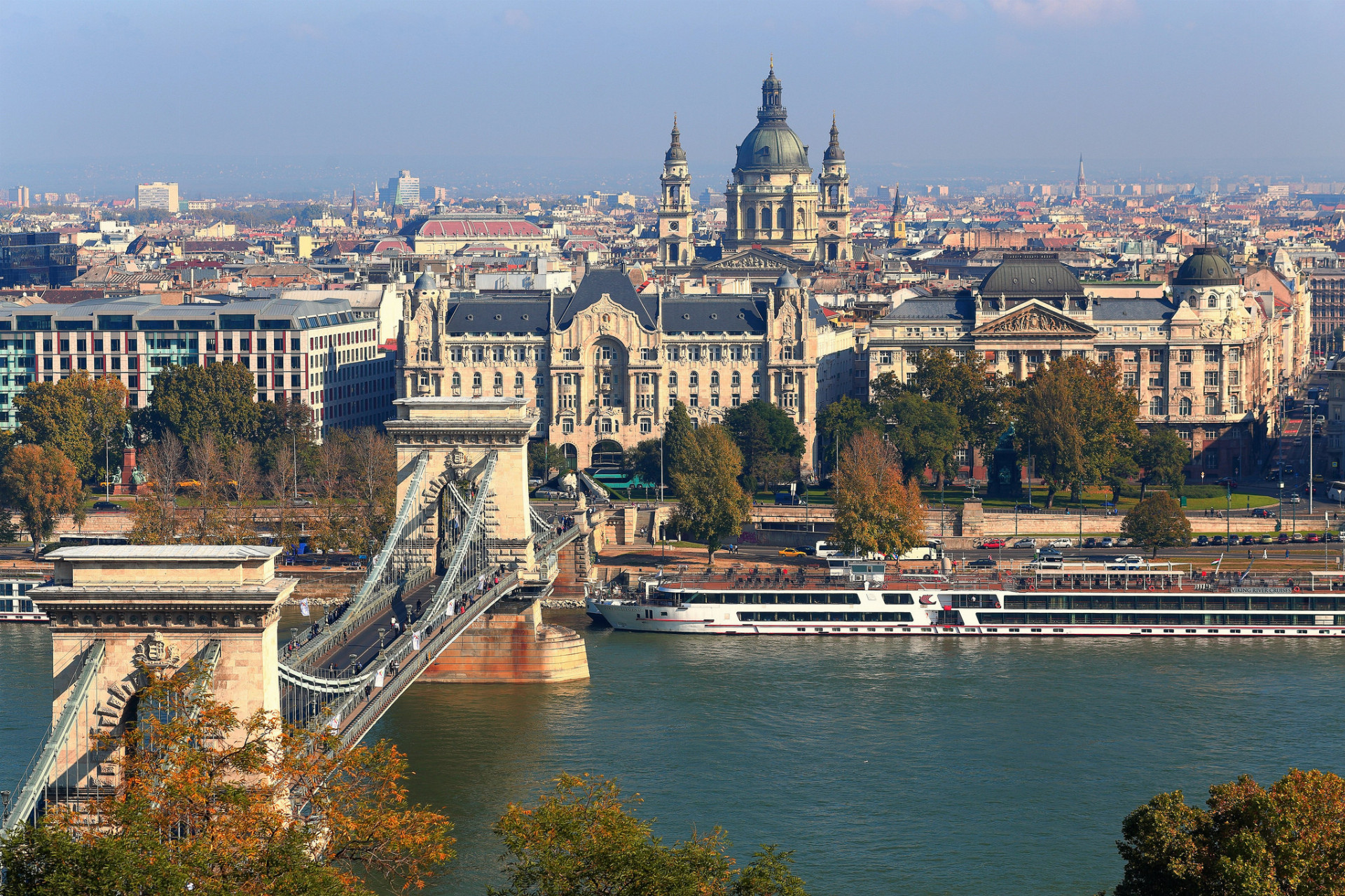 Poďme späť do Európy. Susedná Budapešť je známa svojou veľkolepou historickou architektúrou a slávnymi termálnymi kúpeľmi. Krajina očarí aj malebnými dedinkami. Teplé vody Balatonu sú len hodinu cesty od hlavného mesta.