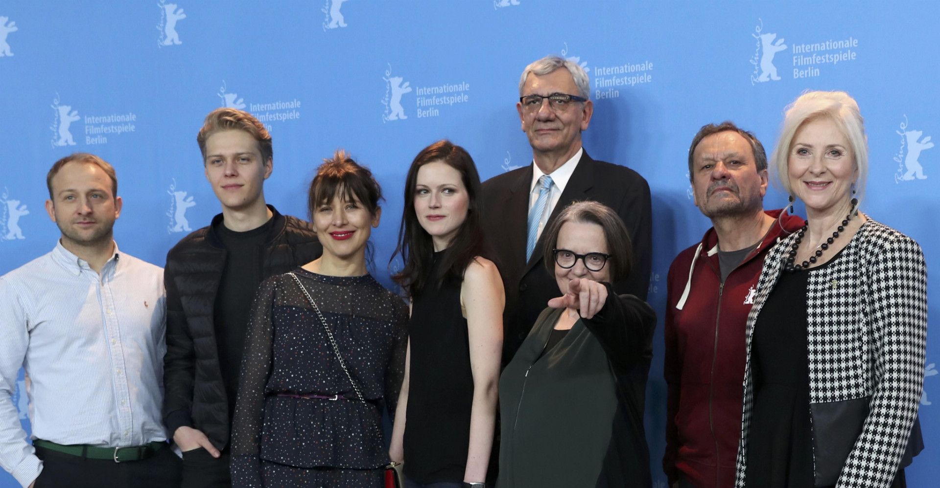 Poľská režisérka Agnieszka Holland (šiesta zľava) s hercami na premiére filmu Cez kosti mŕtvych.