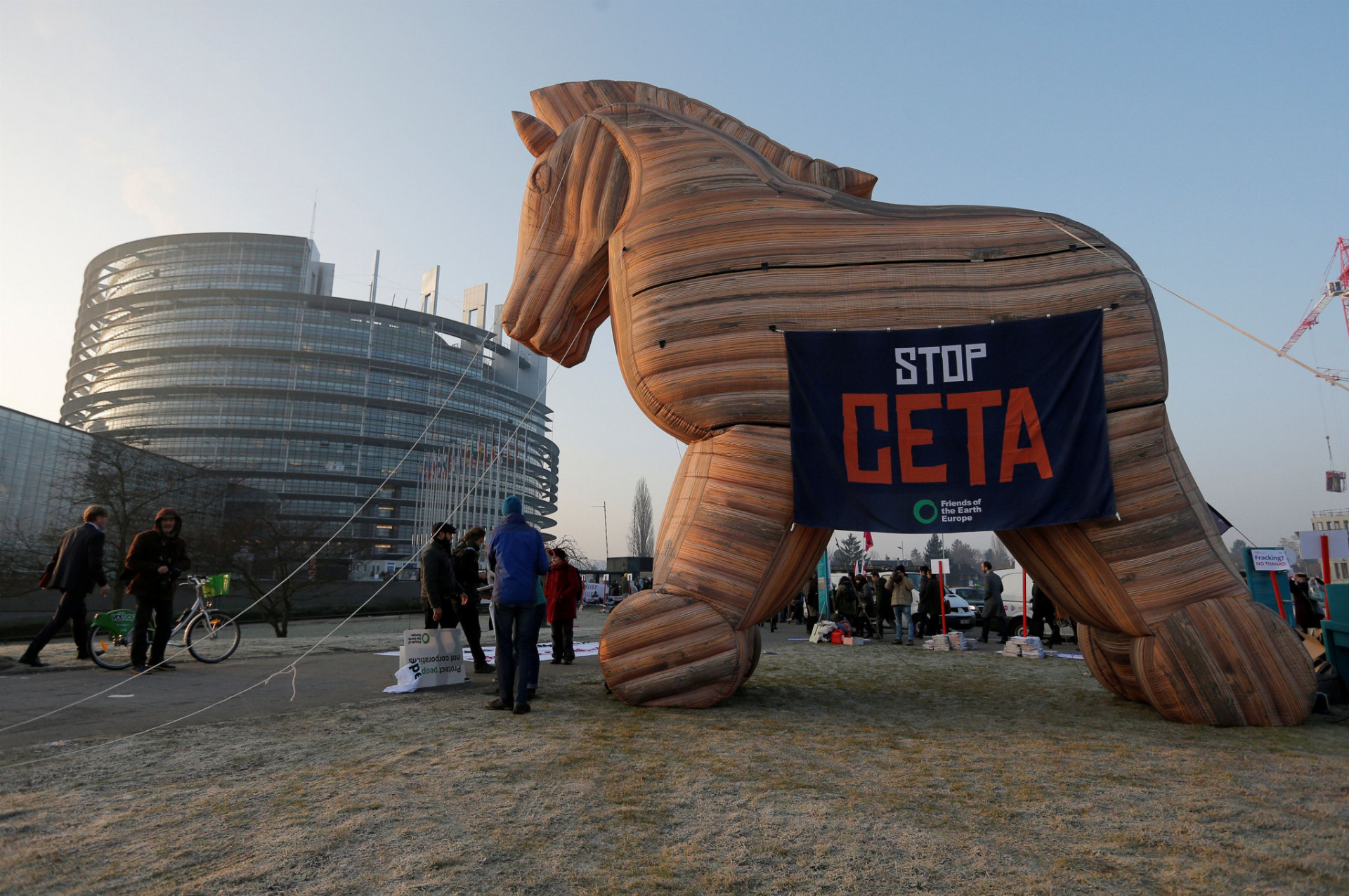 CETA vyvolala mnoho protestov. Pred Európskym parlamentom ju prirovnávali k trójskemu koňovi.
