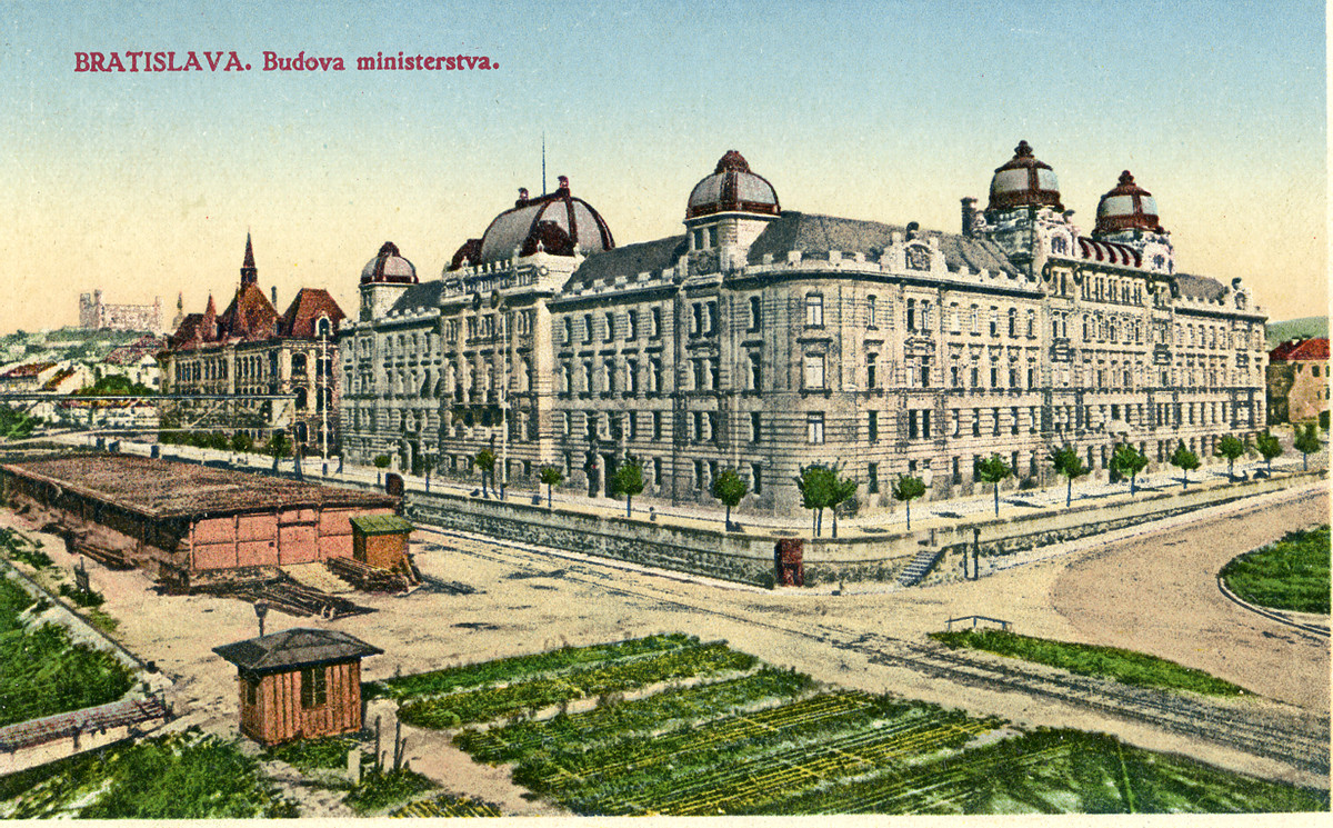 Budova Filozofickej fakulty UK v čase, keď patrila ešte Ministerstvu s plnou mocou pre správu Slovenska (1919 – 1927)