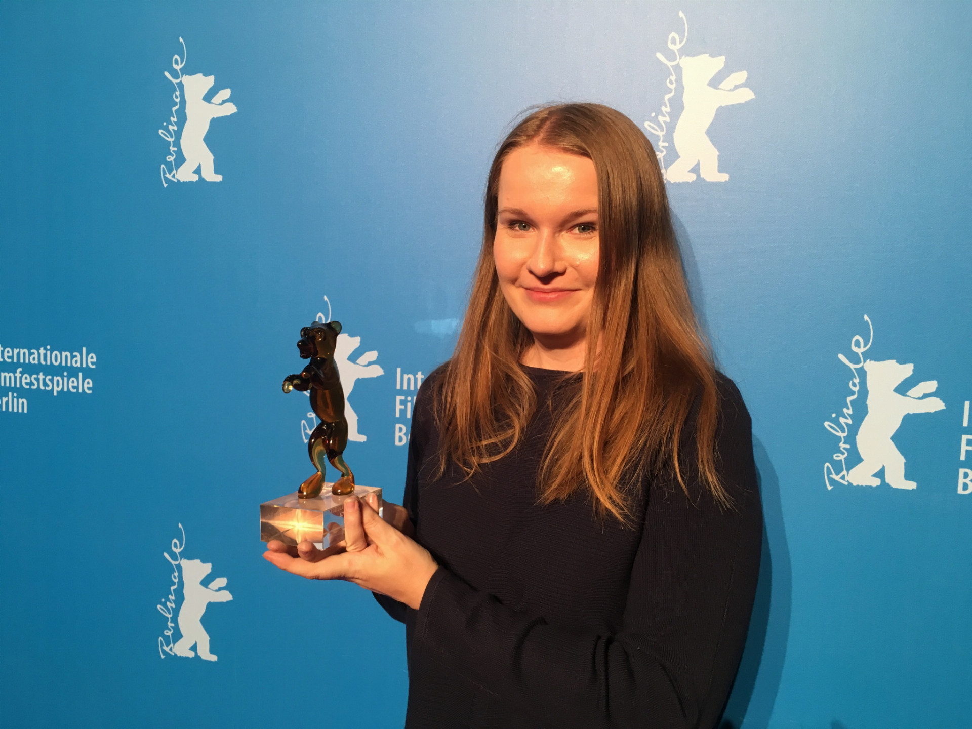 Režisérka filmu Piata loď Iveta Grófová s Kryštálovým medveďom - cenou za najlepší film sekcie Generation Kplus_1 v rámci festivalu Berlinale.