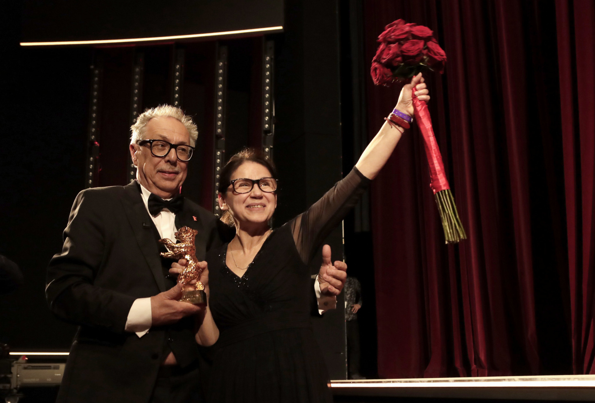 Riaditeľ medzinárodného filmového festivalu Berlinale Dieter Kosslick pózuje s maďarskou režisérkou Ildikó Enyediovou, ktorá si prevzala cenu Zlatý medveď za film Telo a duša