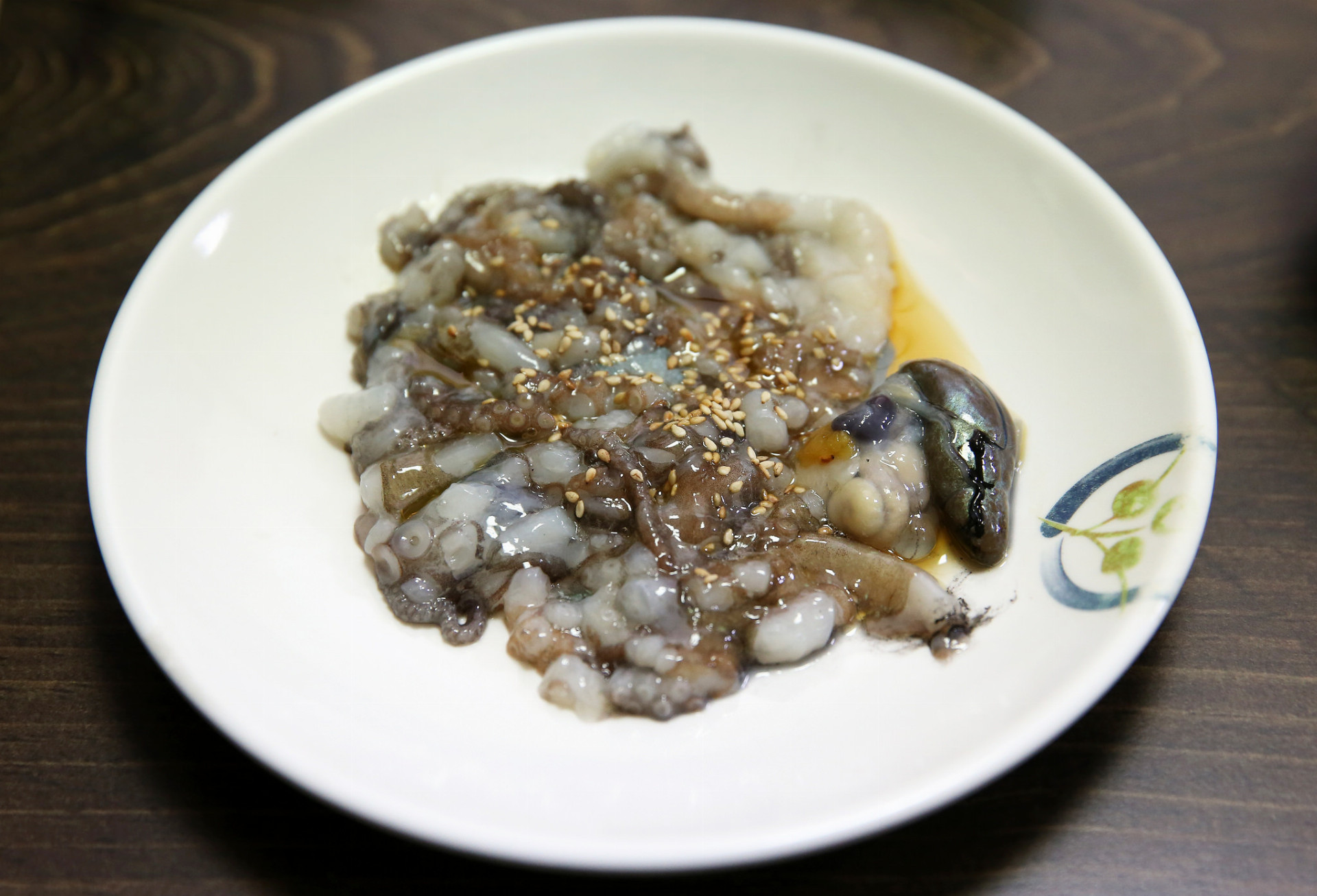 A čo takto živú chobotnicu? Sannakji je tradičný kórejský pokrm z chobotnice nakrájanej na malé kúsky, zatiaľ čo jej chápadlá sa ešte krútia.