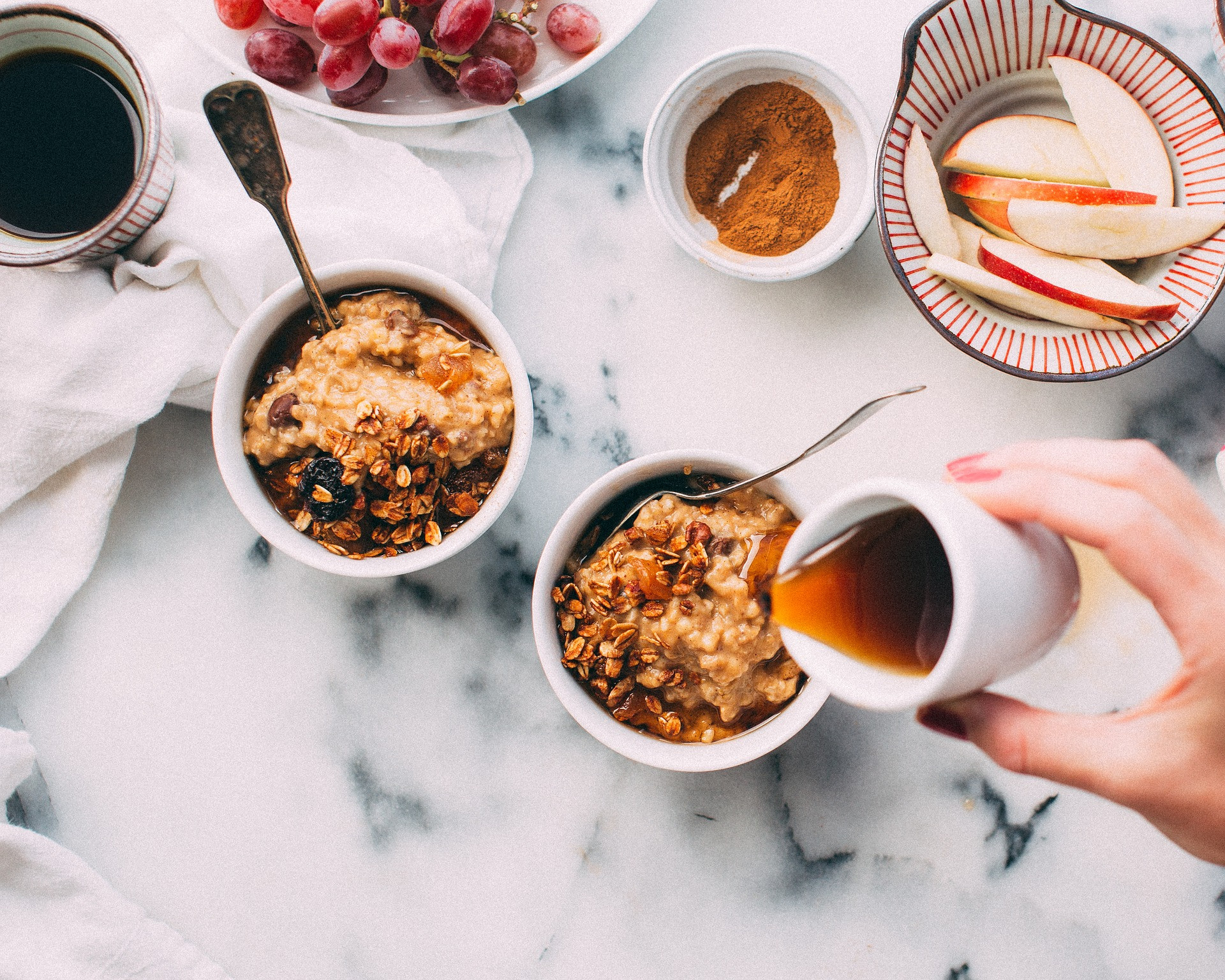 Ľudia, ktorí jedia raňajky, uvádzajú, že majú lepšiu náladu a viac energie po celý deň.
Štúdie zároveň potvrdili, že vynechanie akéhokoľvek jedla počas dňa vedie k väčšiemu pocitu únavy na jeho konci.
