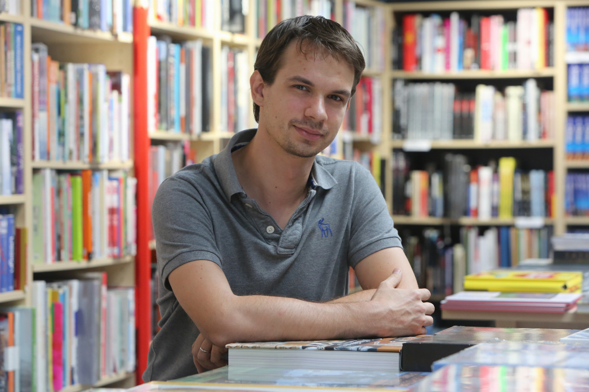 Zakladateľ najväčšieho internetového kníhkupectva Michal Meško vyštudoval manažment a marketing na Univerzite Komenského. V roku 2000 bol spoluzakladateľom stránky Referáty.sk, ktorú o štyri roky neskôr odkúpil portál Atlas.sk.
V roku 2000 stál aj pri vzniku internetového kníhkupectva Martinus.sk, ktoré je dnes jednotkou na Slovensku medzi knižnými e-shopmi a svoje pôsobenie v posledných rokoch rozširuje tiež o kamenné obchody. Samotná značka Martinus vznikla už v roku 1990, keď bratia Miroslav a Jozef Santusovci z Martina založili jedno z prvých slovenských súkromných kníhkupectiev.