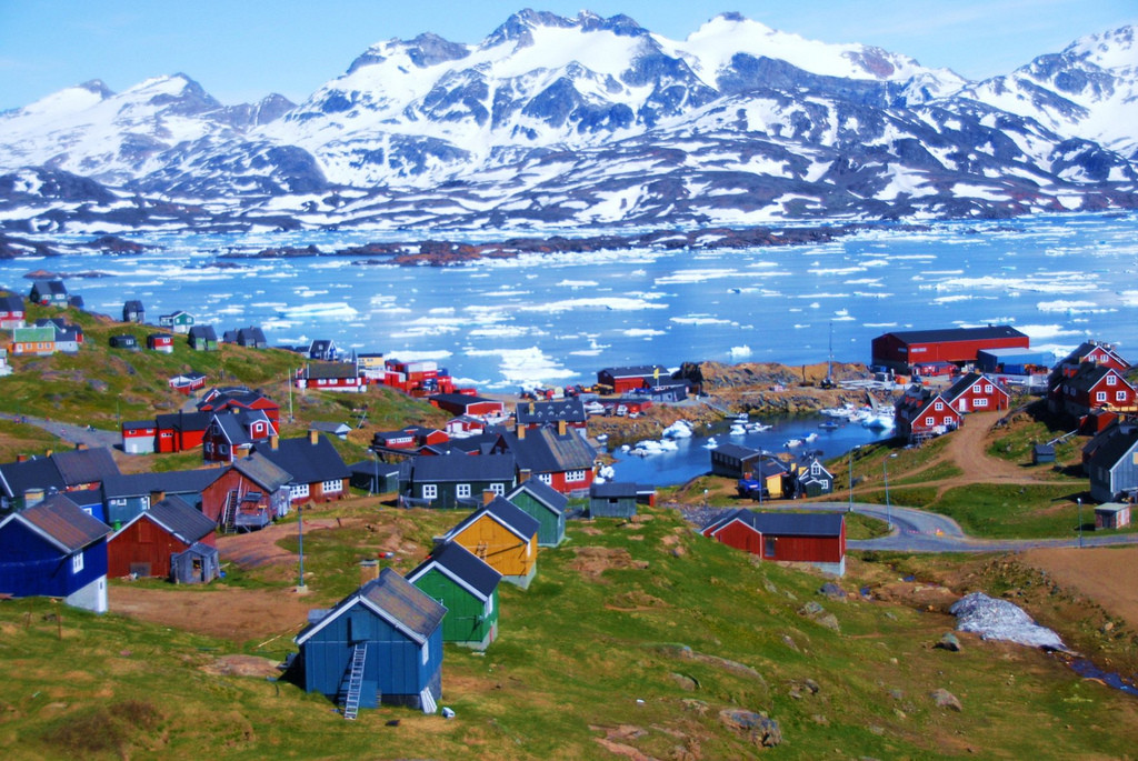Tasiilaq s vyše 2000 obyvateľmi je na grónske pomery rušnou metropolou. Ale ak chcete naozaj úplný pokoj, pobrežné mesto je obklopené horami, ktoré najlepšie preskúmate na psích záprahoch. 