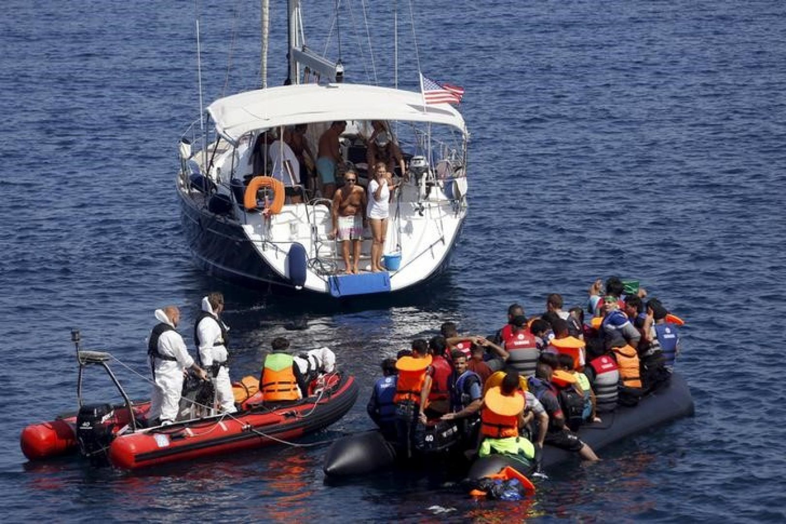 Frontex okrem pomoci migrantom prenasleduje pašerácke lode.