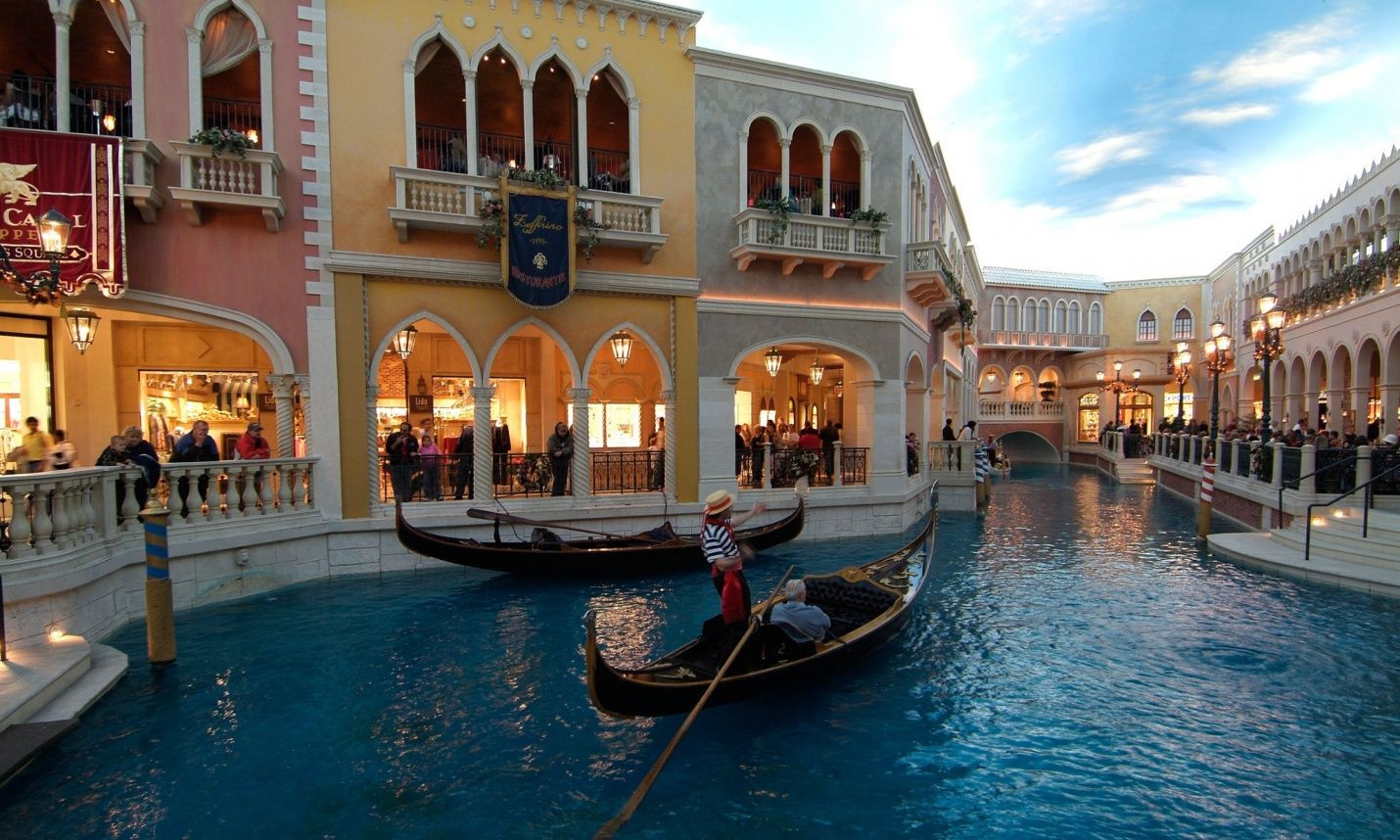 V najväčšom kasínovom rezorte sveta The Venetian nájdu návštevníci vernú kópiu Benátok vybudovanú pod strechou.