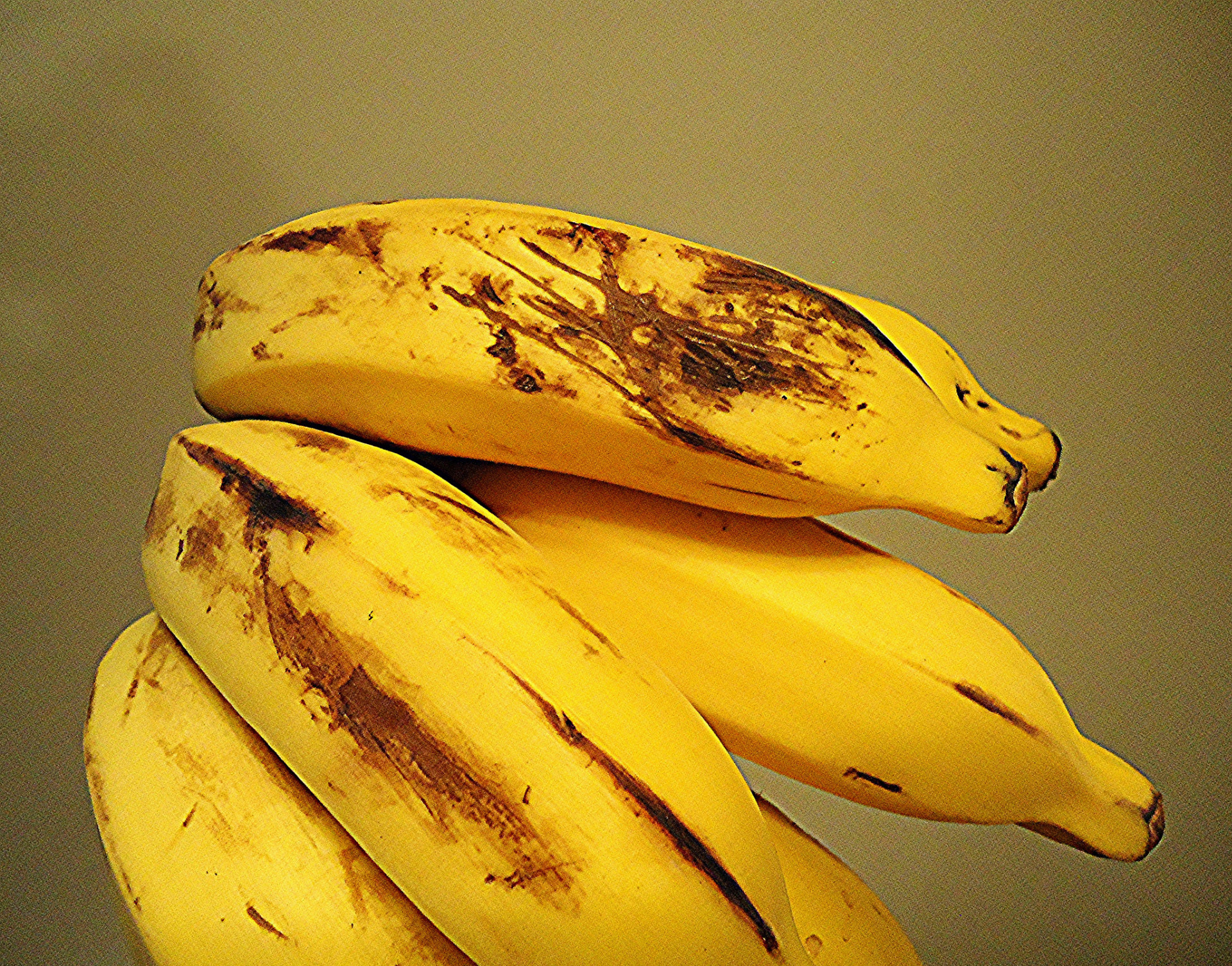 Ak chcete, aby vaše banány ostali dlhšie čerstvé, neoddeľujte ich, ale snažte sa ich držať "pohromade", spojené. 