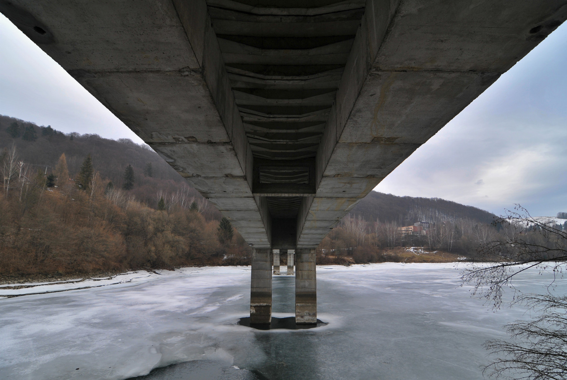 Neprejazdný most odrezal od priameho spojenia s Košicami celú Hnileckú dolinu, kde žije približne 25-tisíc ľudí.