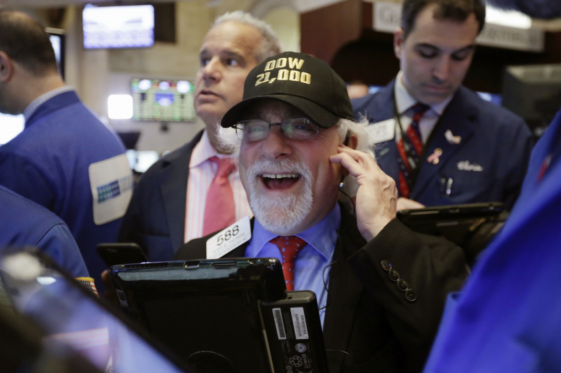 Na snímke newyorský burzový maklér Peter Tuchman má na hlave šiltovku s nápisom "Dow 21,000" po tom, čo sa kľúčový americký index Dow Jones Industrial prvýkrát vo svojej histórii dostal nad hranicu 21.000 bodov v stredu 1. marca 2017. 