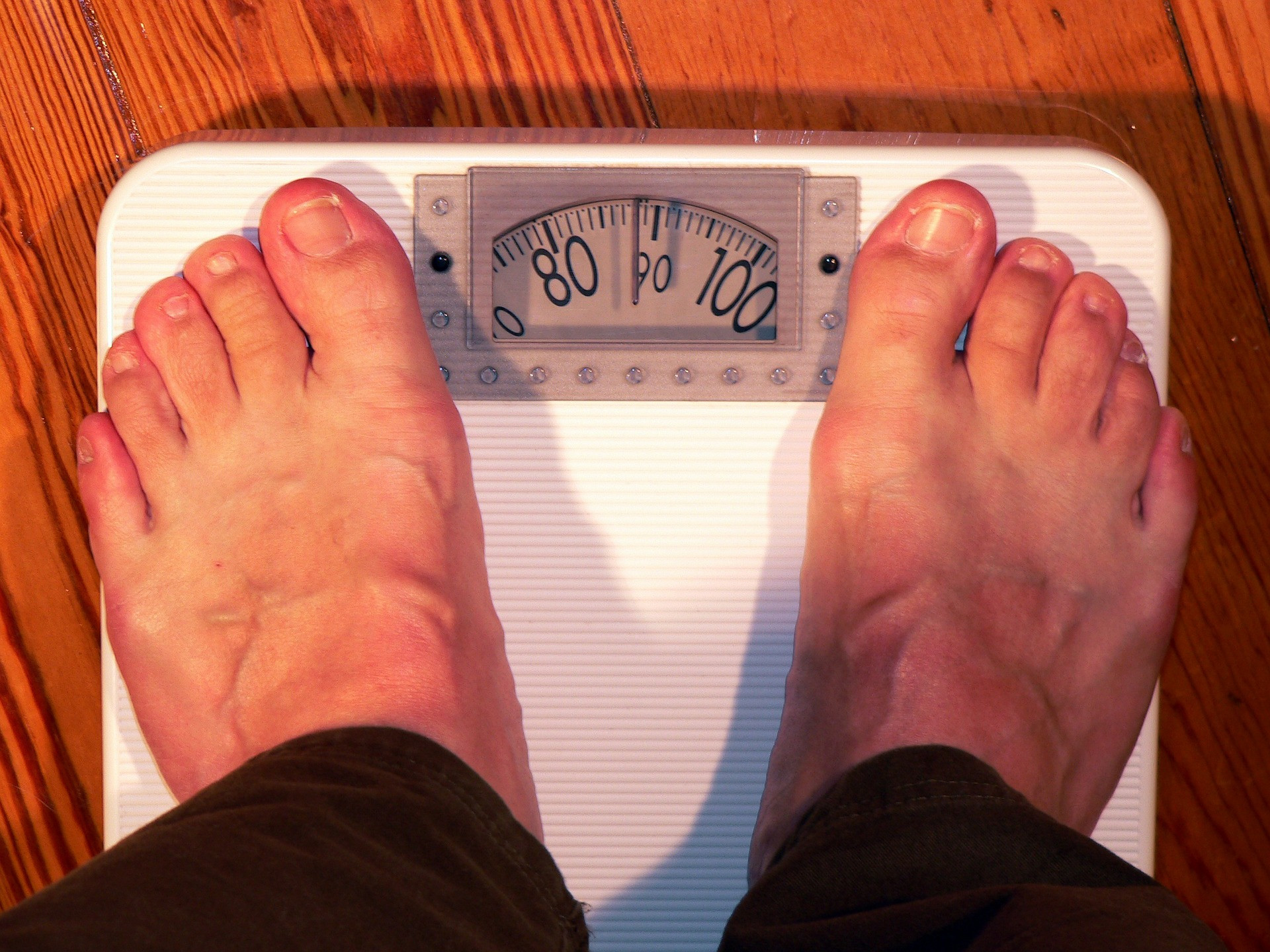 Vyše stovka výskumov v roku 2013 prišla nato, že obézni ľudia, ktorí majú čísla BMI 35 alebo vyššie, sa stretávajú s rizikom úmrtia vyšším o 29 percent, ako jedinci s normálnou hmotnosťou. Táto správa tiež prišla k šokujúcemu odhaleniu: ľudia, ktorí majú nadváhu (nie obezitu), môžu žiť dlhšie ako tí, ktorí majú normálnou hmotnosť. Napriek tomu sa netreba touto správou riadiť. Nadváha stále zvyšuje riziko chronických ochorení, ako sú srdcové choroby a diabetes 2. typu.