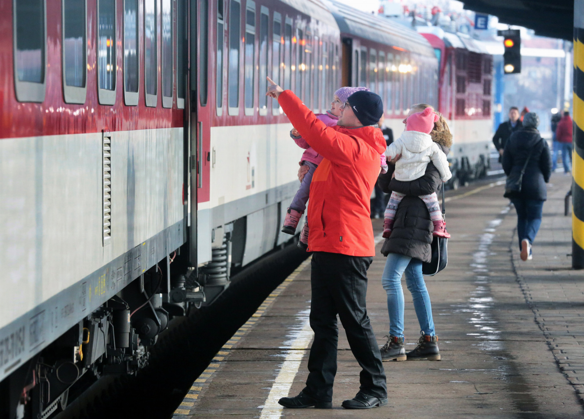 Vlaky InterCity. Programové vyhlásenie vlády hovorilo o „prehodnotení zrušenia vlakov InterCity“. Spoje sa reálne vrátili 16. decembra minulého roka. Zákazníkov lákali na bezkonkurenčnú rýchlosť cesty na najvyťaženejšej trati z Bratislavy do Košíc, avšak na úkor vynechania dôležitých zastávok ako Liptovský Mikuláš či Trenčín. Kvôli "ícéčkam" stiahol súkromný RegioJet svoje vlaky. Nahradili ich pomalšie štátne IC vlaky.
64 percent je aktuálne priemerná obsadenosť nových IC vlakov.
