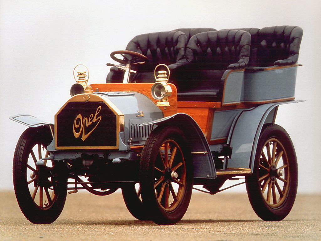 Opel Motorwagen 10/12 PS z roku 1902 (najvyššia rýchlosť 45 km/h).