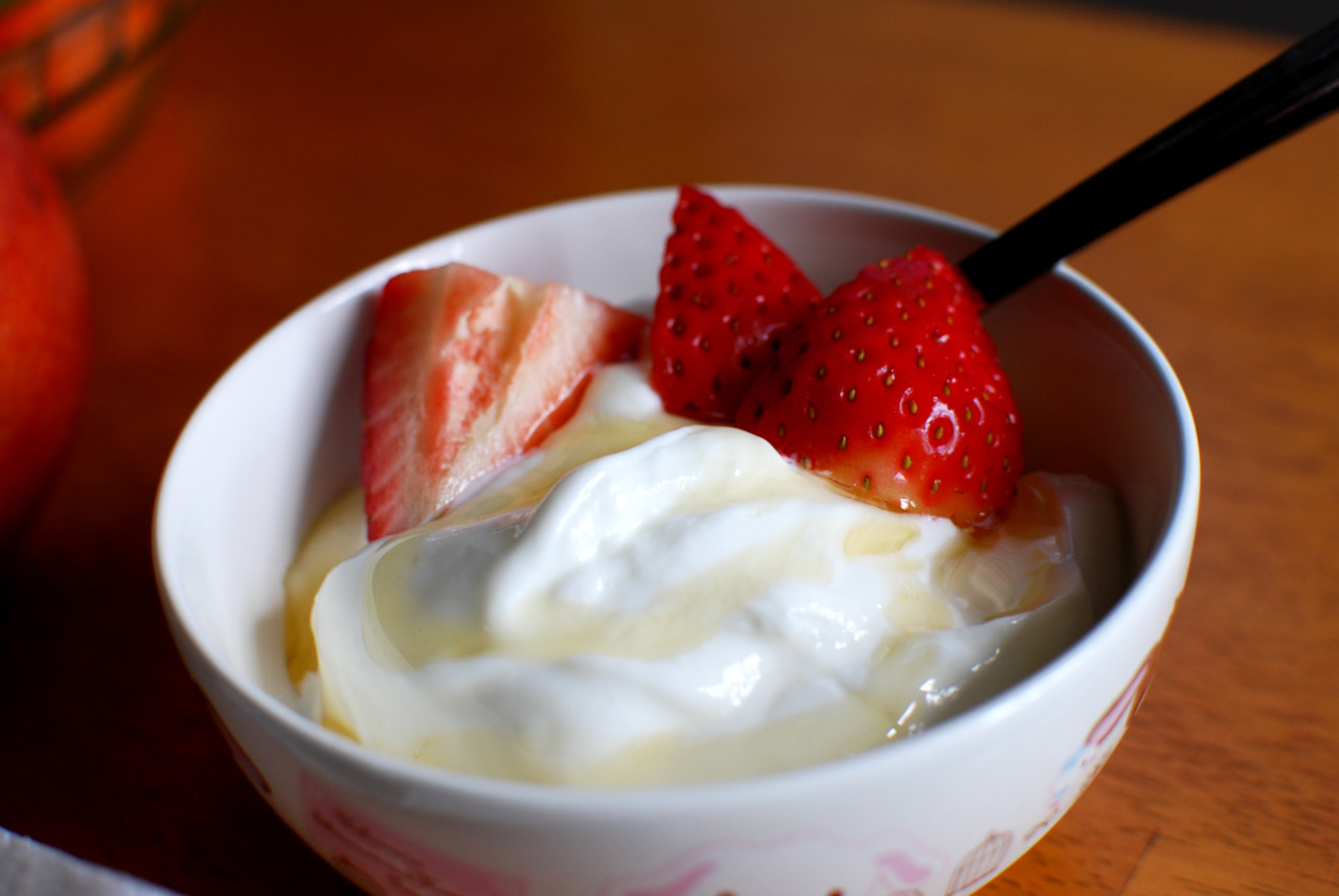 Grécky jogurt vďaka svojej vysokej dávke vitamínov B6 a B12, vápnika, horčíka, draslíka a proteínov zmenšuje úzkosť a veľmi rýchlo znižuje krvný tlak. 