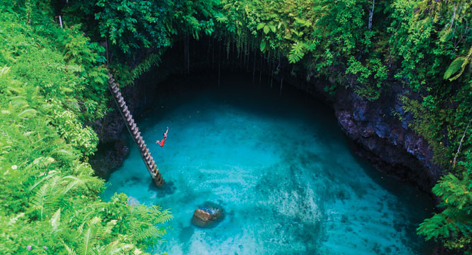 To Sua Ocean Trench, Samoa. Táto krajina je jedným z miest, kam by vás nikdy nenapadlo vycestovať, ale rozhodne by ste mali. Názorný príklad: 98 stôp hlboká jama so záhradami a skalnými bazénmi.