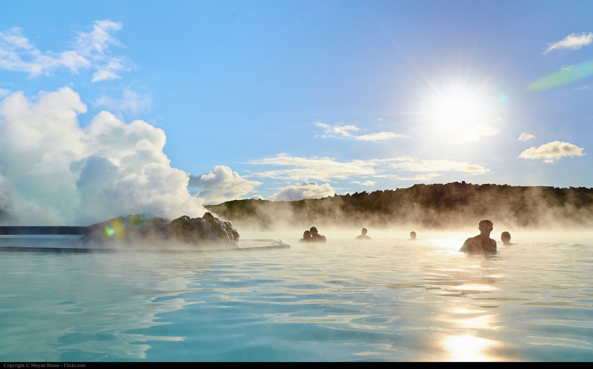 Modrá lagúna, Island. Prírodné geotermálne kúpele, ktorých voda je mliečne modrá a dosahuje teplotu 38 stupňov Celzia, majú blahodárne účinky na zdravie. 
