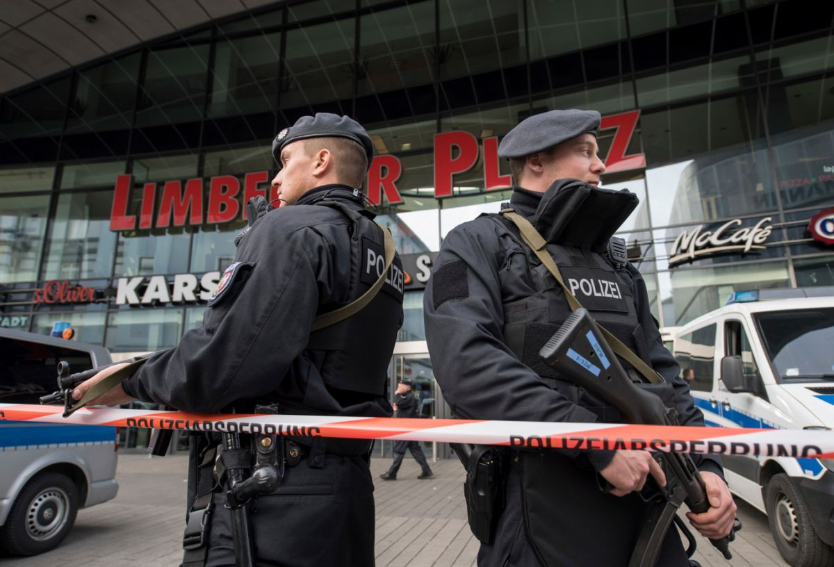 Polícia uzavrela nákupné centrum v Essene