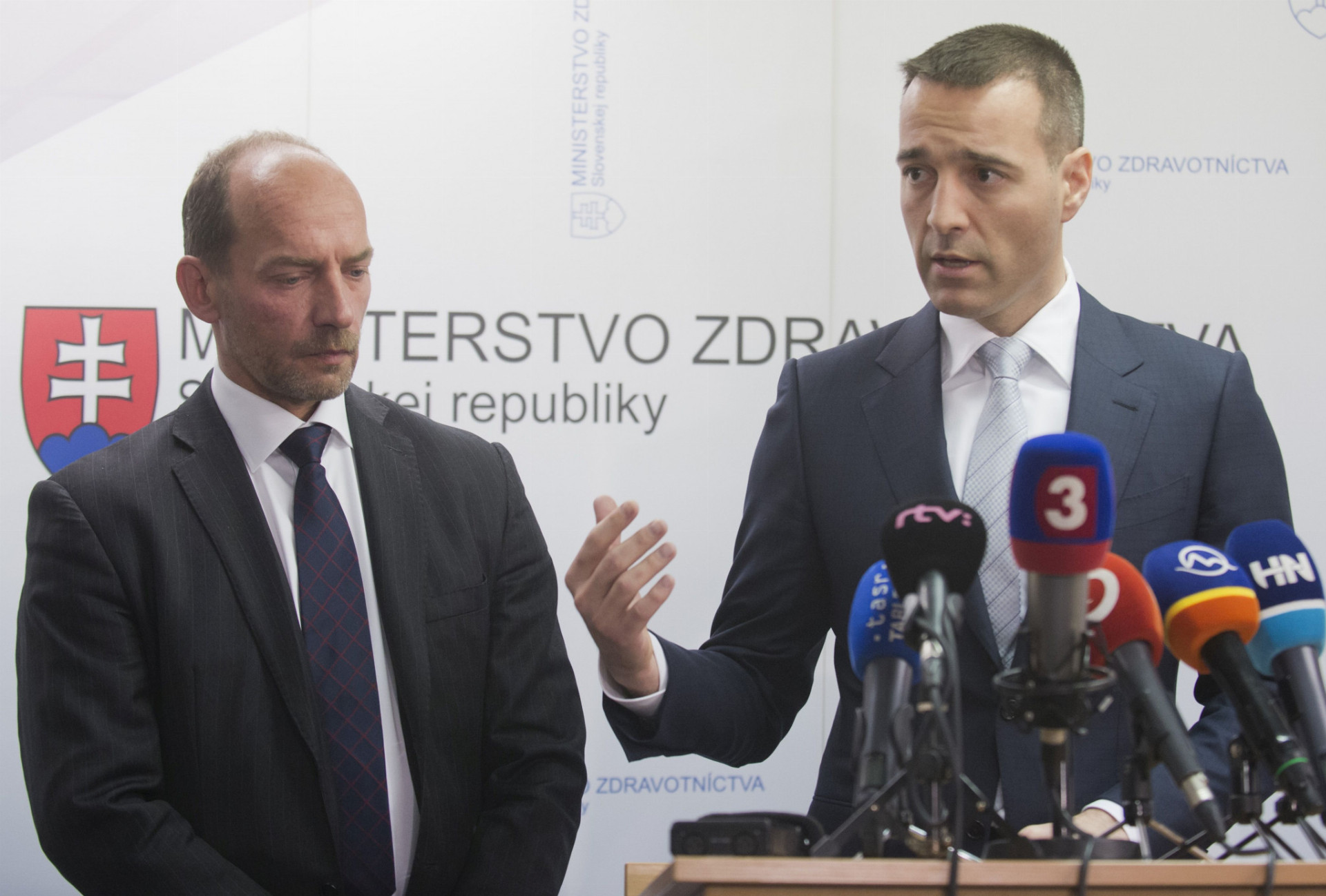 Minister zdravotníctva Tomáš Drucker (vpravo) a šéf štátnej Všeobecnej zdravotnej poisťovne Miroslav Kočan potrebujú od štátu ďalšie peniaze.