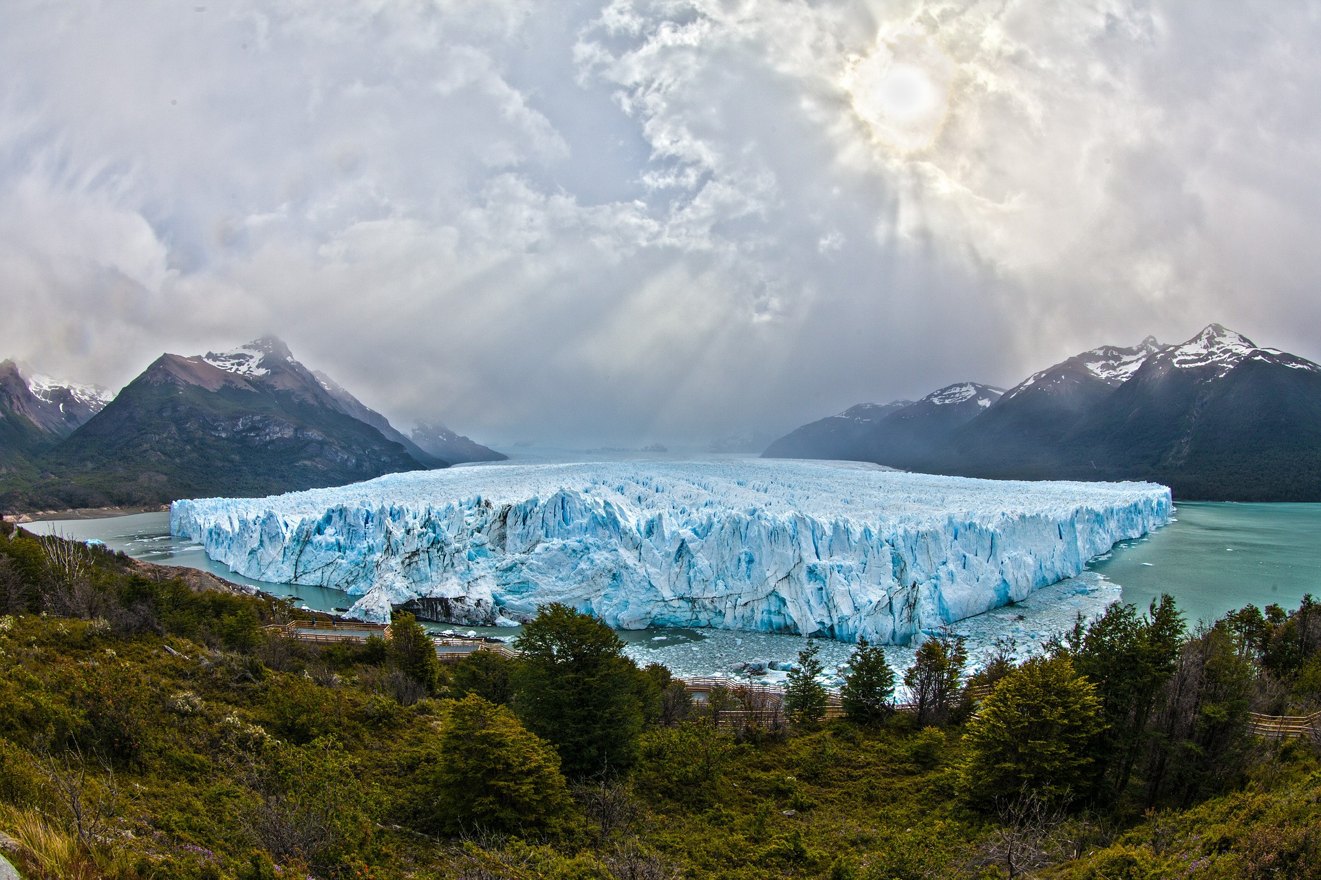 Patagónia, Argentína. Ak zavítate do tejto časti sveta, určite sa choďte pozrieť na ľadovec Perito Moreno v národnom parku Los Glaciares, ktorý ako jeden z mála zatiaľ odoláva globálnemu otepľovaniu. 