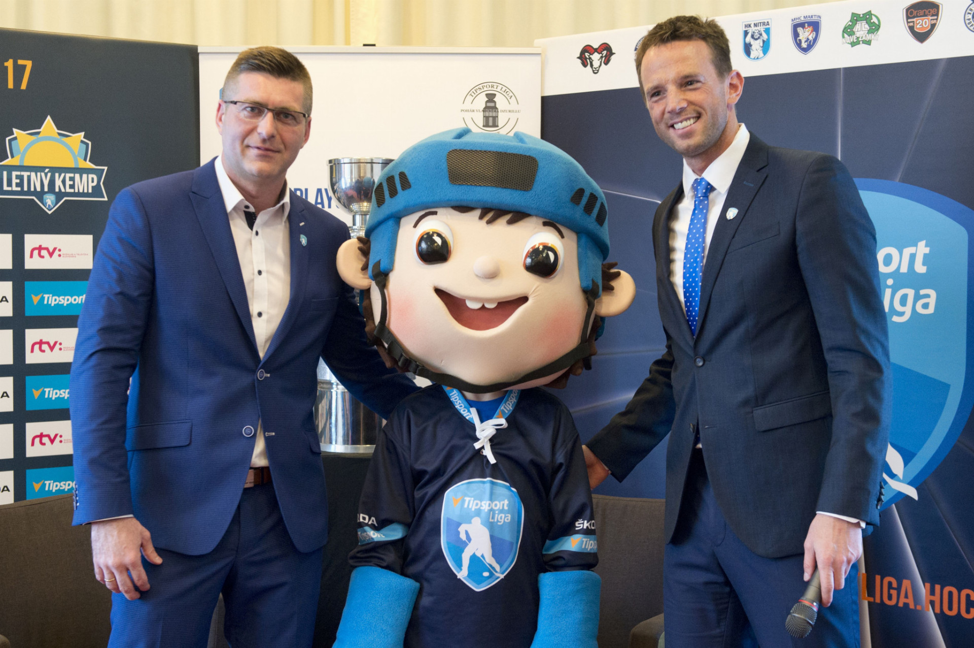 Generálny riaditeľ spoločnosti Tipsport Jaroslav Taraba (vľavo) a šéf hokejovej ligy Richard Lintner predstavili nového maskota súťaže. Meno mu vyberú fanúšikovia hlasovaním na sociálnej sieti.