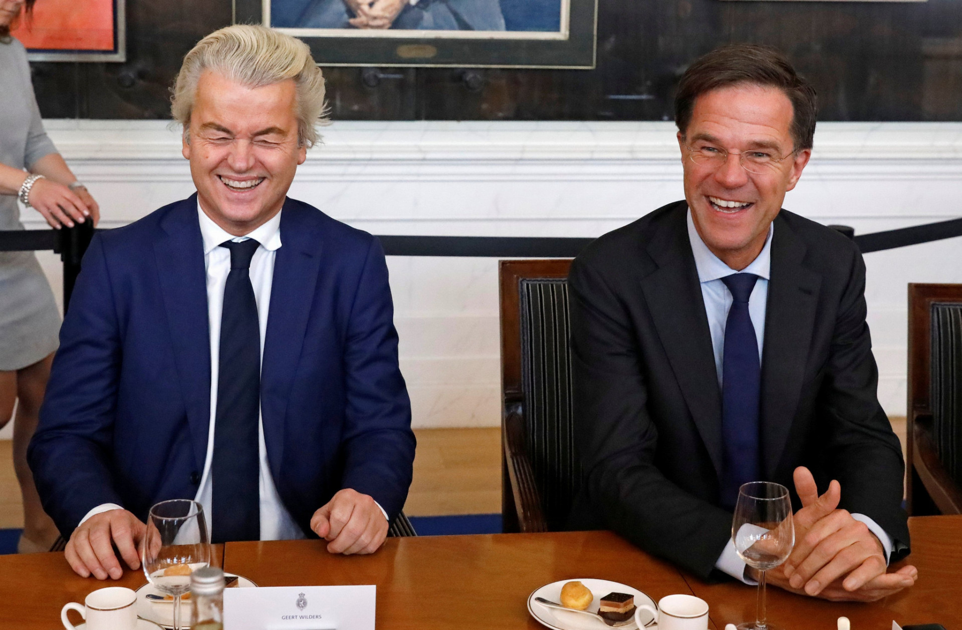 Mark Rutte (vpravo) sa opäť stane premiérom. Porazil populistu Wildersa (vľavo).