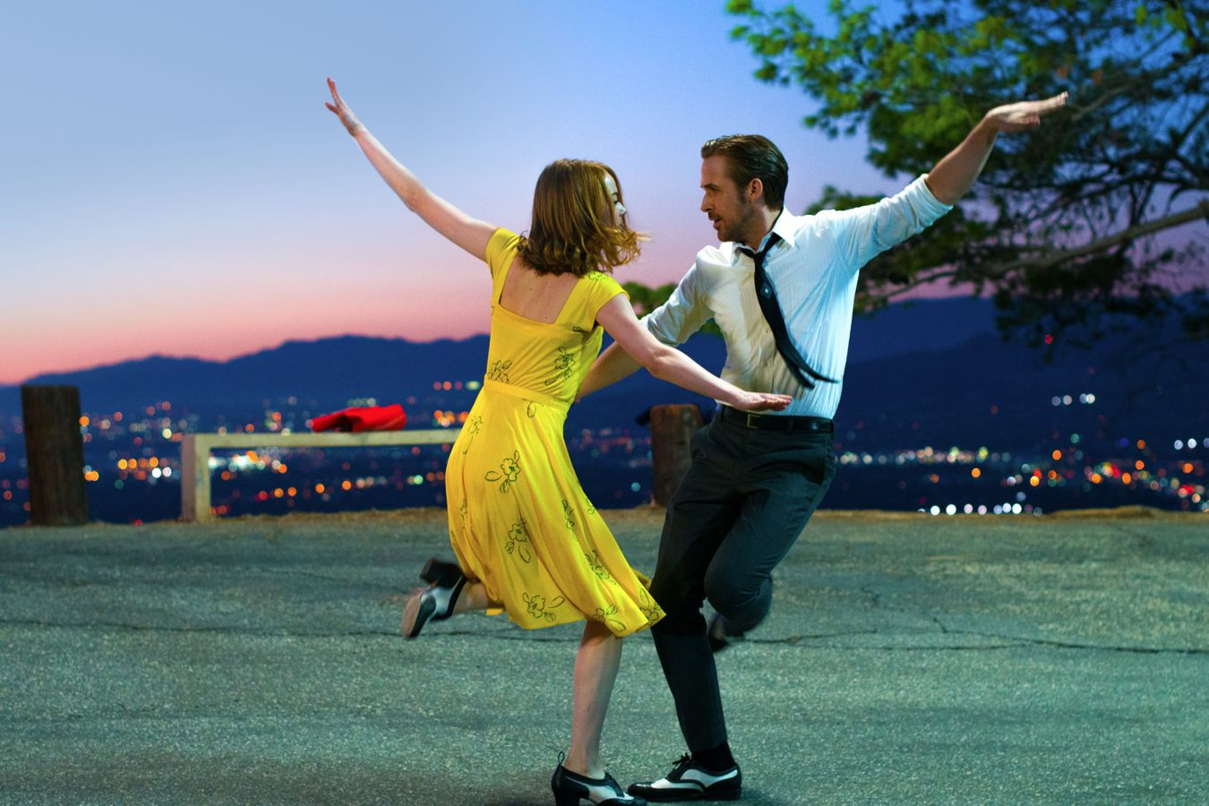 Kanárikovo žlté šaty hlavnej predstaviteľky sa stali inšpiráciou nielen pre tých, ktorým je do spevu a tanca. Na snímke Emma Stoneová tancuje s Ryanom Goslingom.